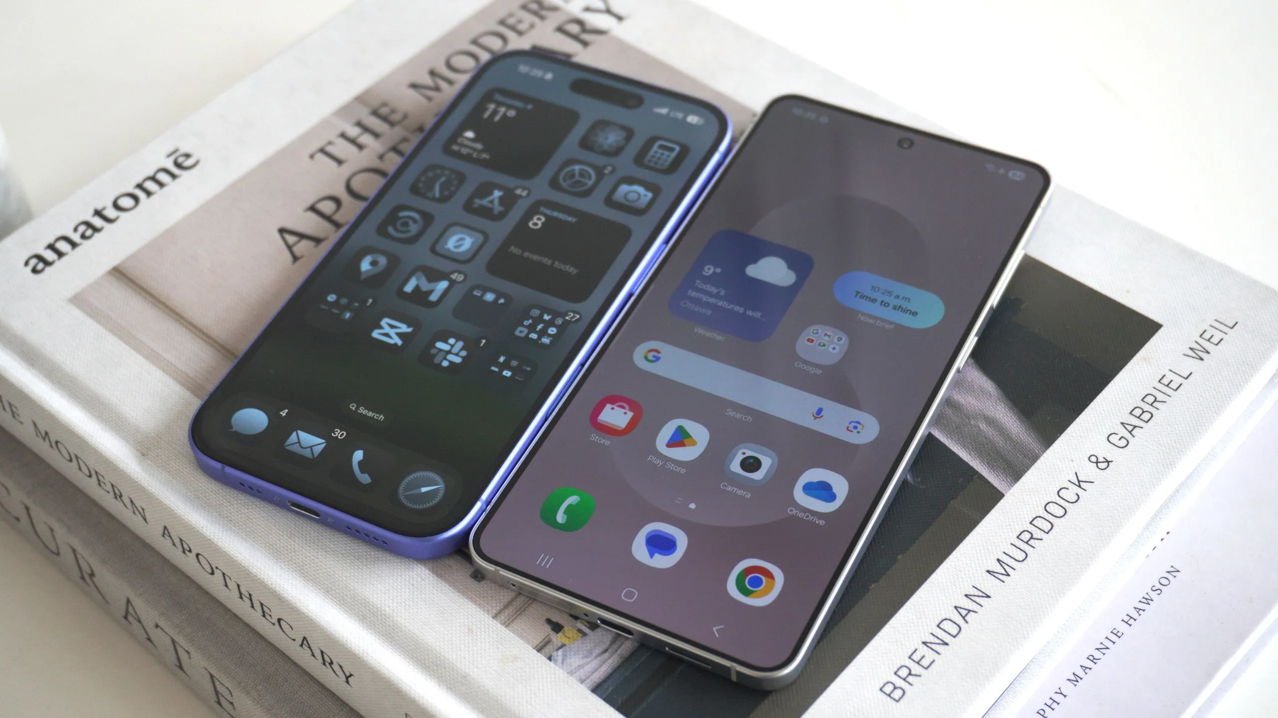 Ảnh minh họa điện thoại Galaxy S25 và iPhone 16, hai nền tảng (Android và iOS) sẽ hỗ trợ chuyển eSIM dễ dàng hơn