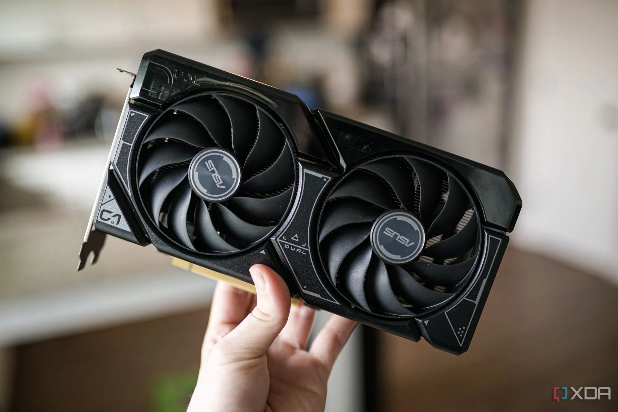 Bàn tay cầm card đồ họa Nvidia RTX 4060