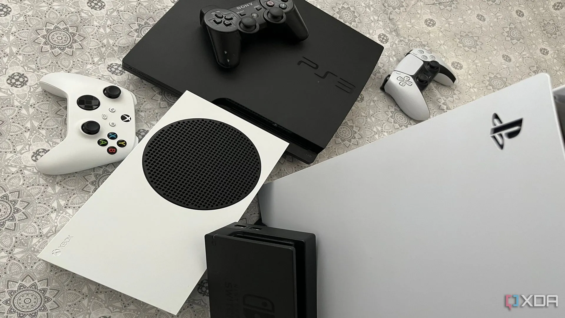 Bộ sưu tập các máy console PlayStation 5, Xbox Series X, dock Nintendo Switch và PlayStation 3