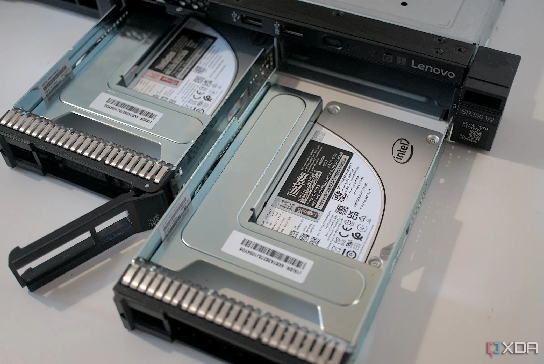 Các khoang ổ đĩa bên trong máy chủ Lenovo ThinkSystem, minh họa khả năng mở rộng ổ cứng cho NAS