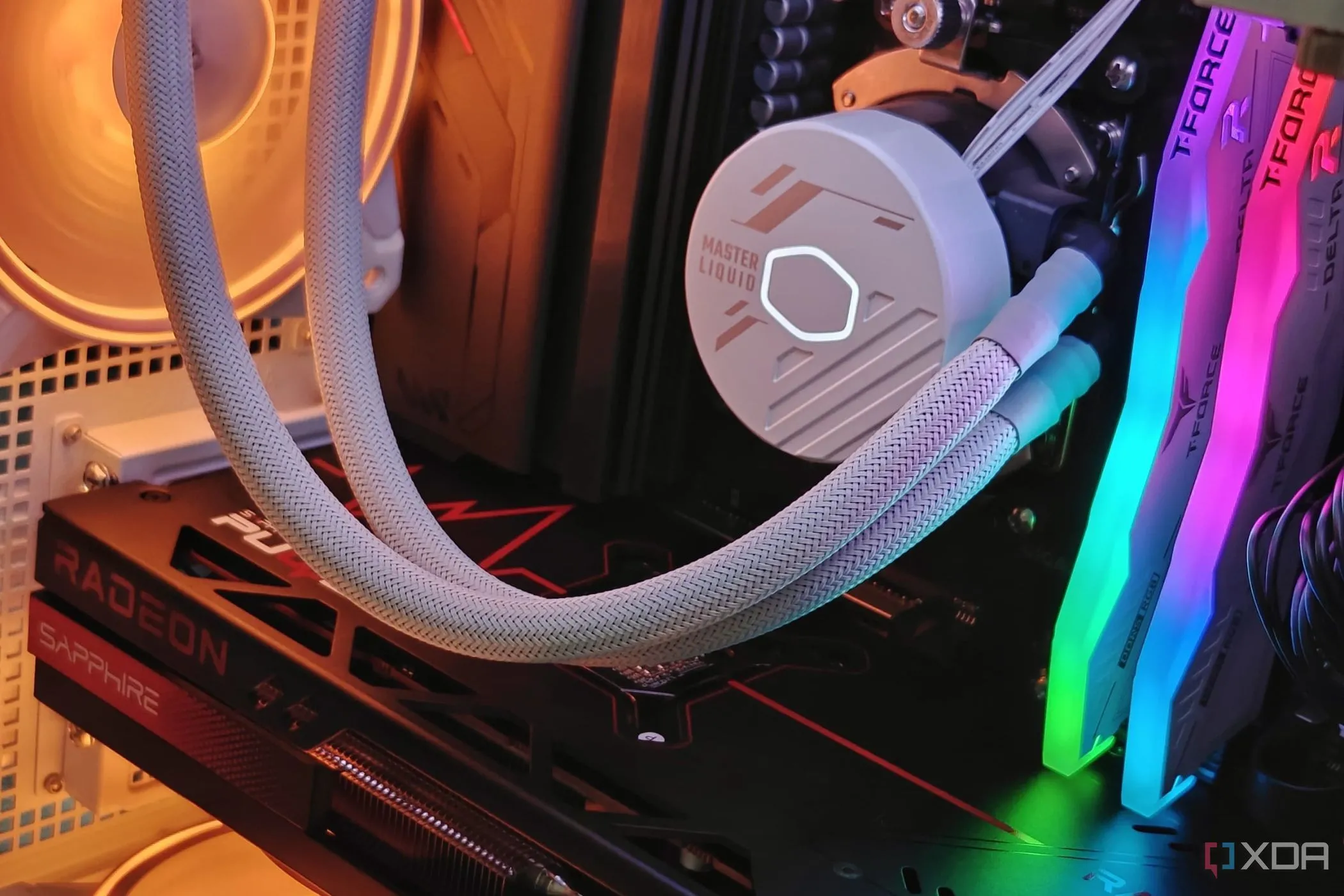 Các linh kiện bên trong thùng máy tính gaming với đèn RGB