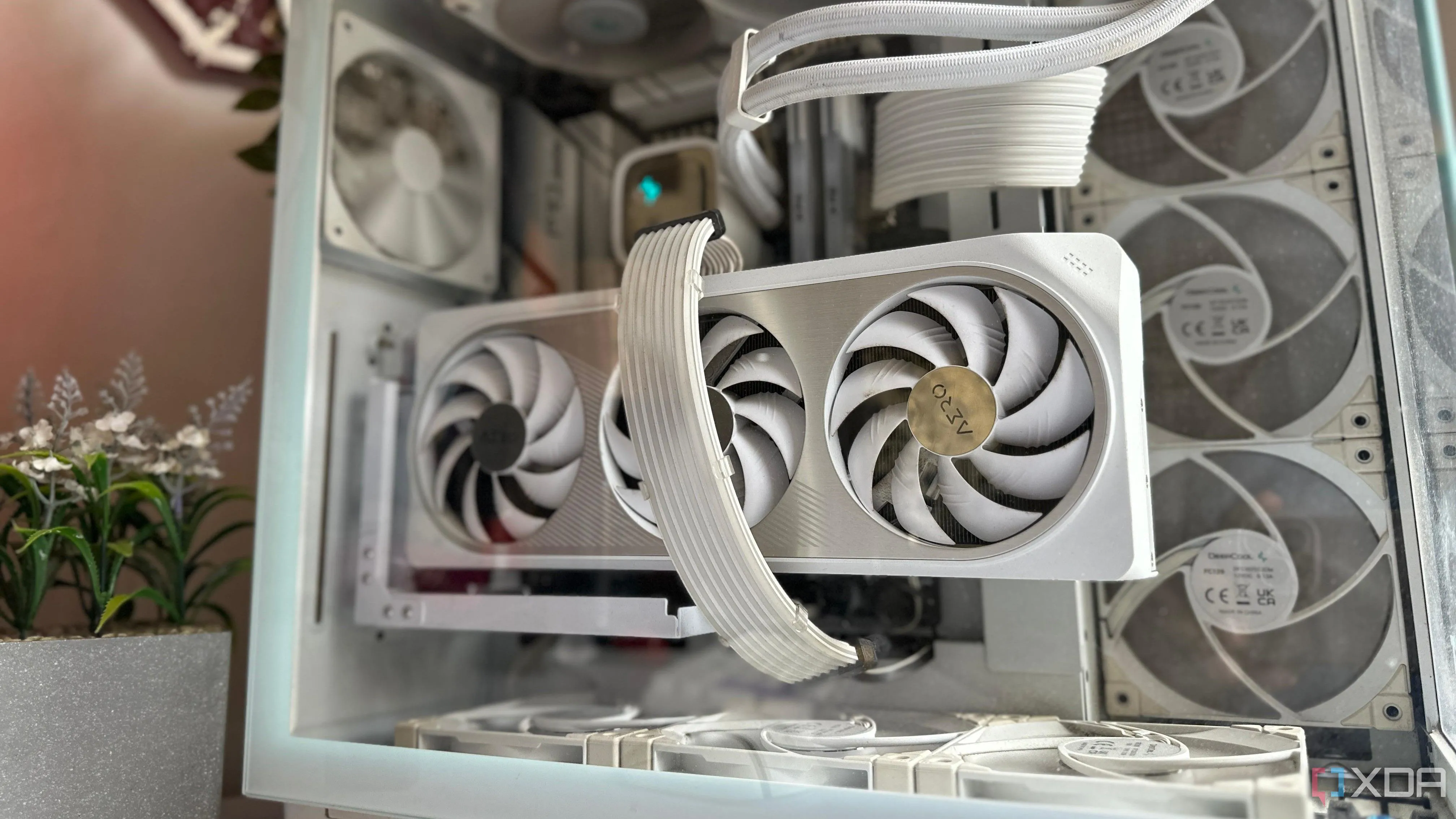 Cấu hình PC gaming màu trắng với card đồ họa hiệu năng cao