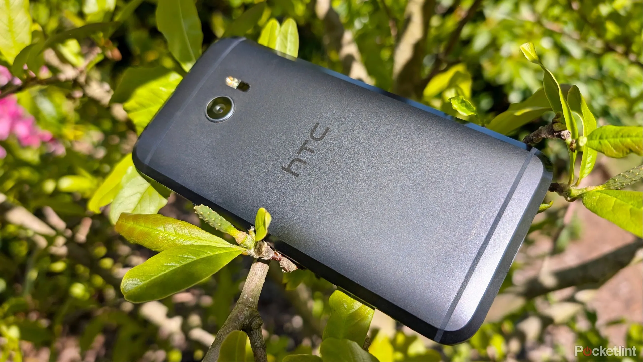 Chiếc điện thoại HTC 10 màu vàng gold với cạnh vát ấn tượng, đặt trên bàn