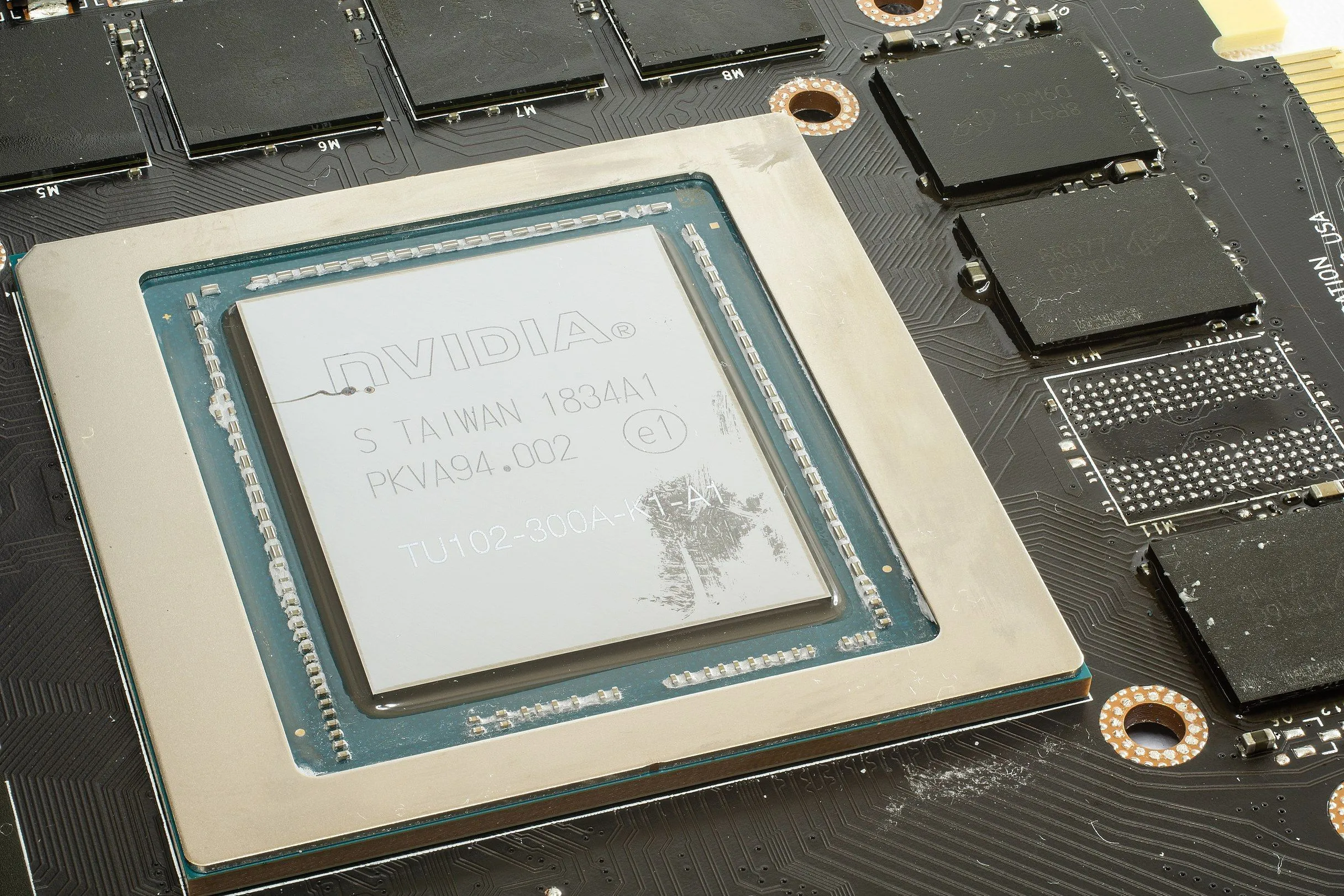 Chip xử lý đồ họa (GPU die) và các chip bộ nhớ VRAM trên card đồ họa