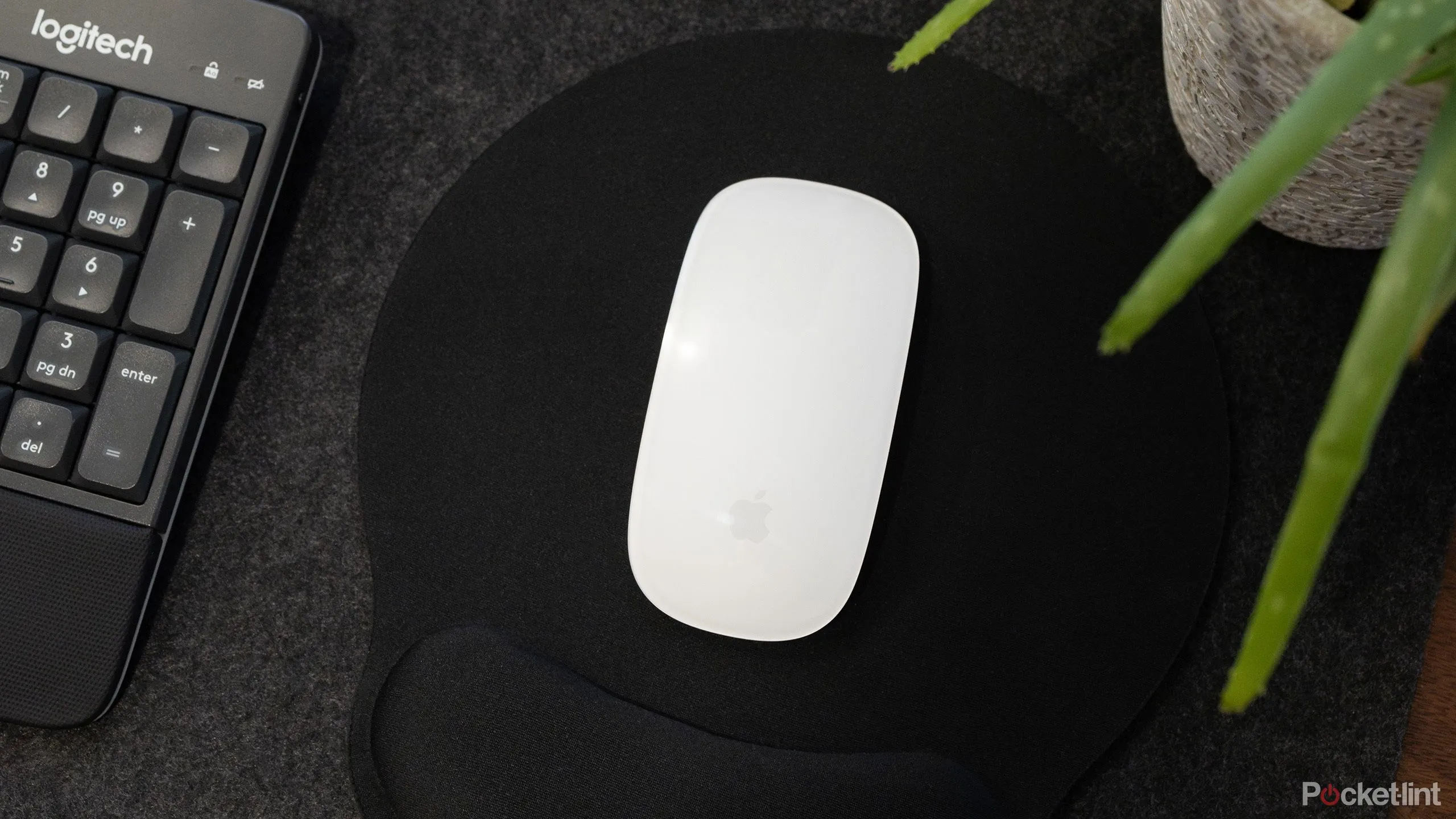 Chuột Magic Mouse của Apple đặt trên bàn, phụ kiện ngoại vi có thể dùng với iPhone khi kết nối màn hình ngoài