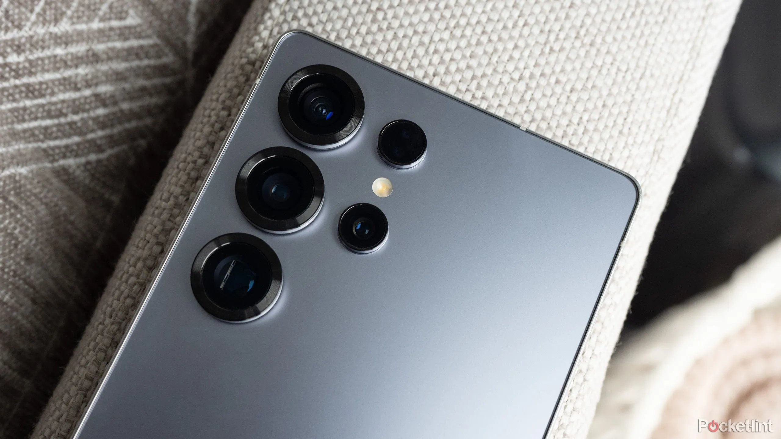 Cụm camera sau của Samsung Galaxy S25 Ultra với nhiều ống kính, nhấn mạnh hệ thống camera đa dạng