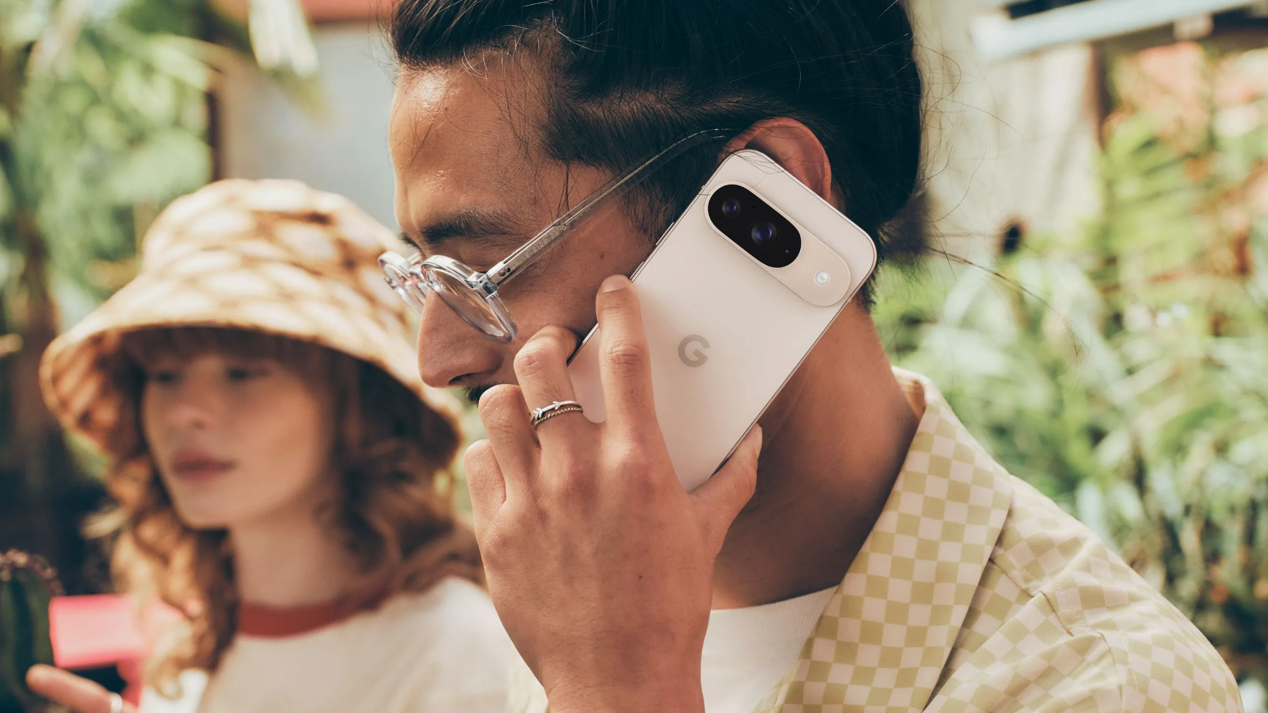 Điện thoại Google Pixel, đối thủ cạnh tranh của iPhone với các tính năng tương tự Call Screening và Hold Assist