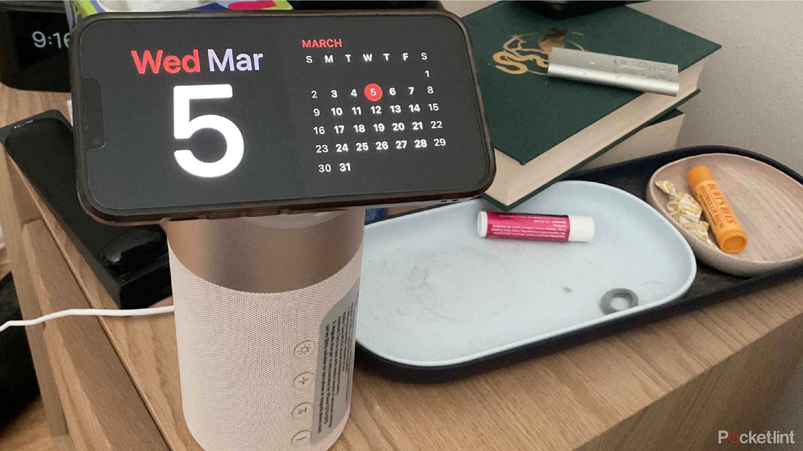 Giao diện Chế độ chờ (StandBy Mode) trên iPhone, hiển thị widget lịch