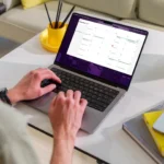 Giao diện lịch làm việc trên màn hình một chiếc MacBook Pro
