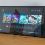 Góc cận cảnh máy chơi game Nintendo Switch 2 hiển thị giao diện màn hình chính