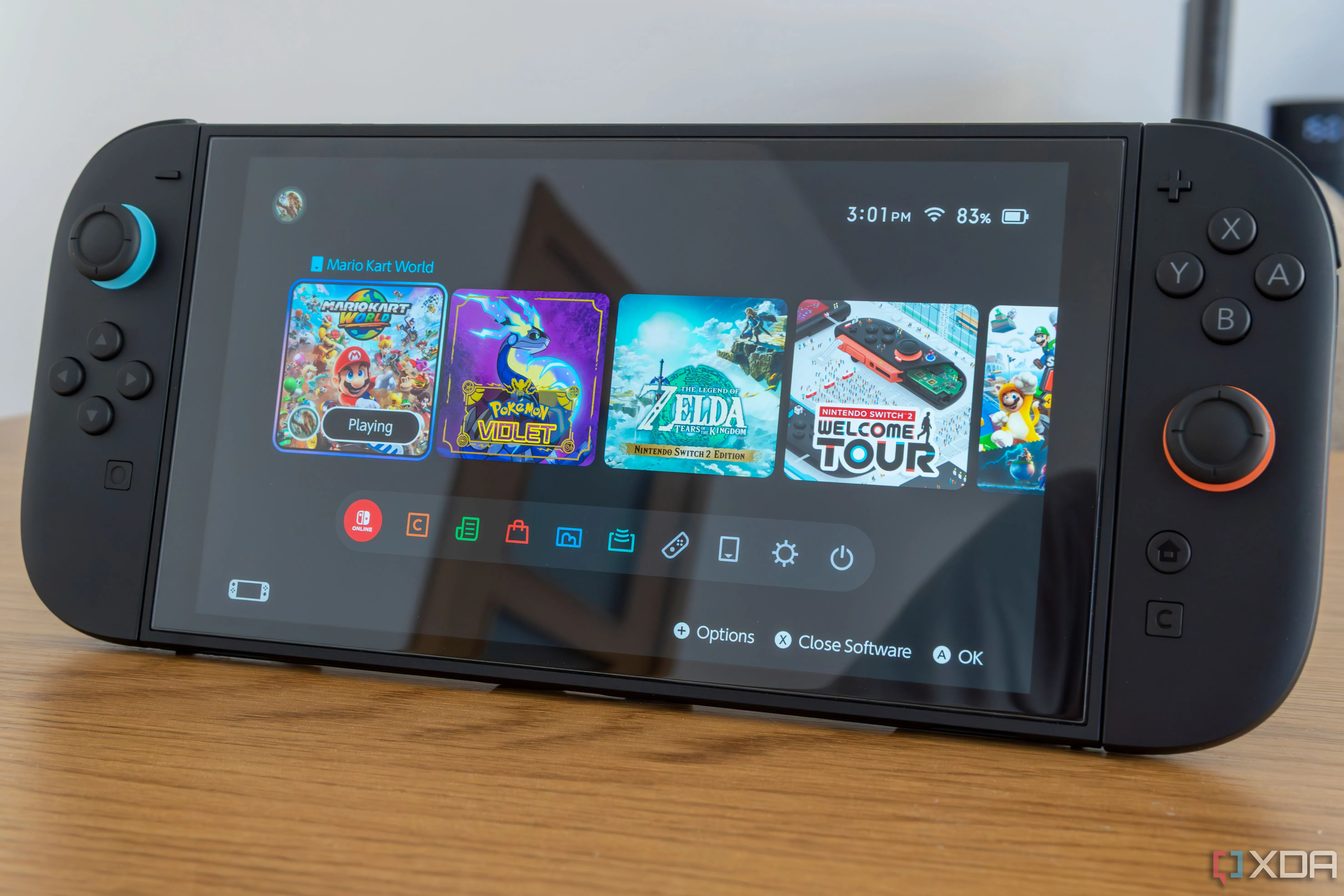 Góc cận cảnh máy chơi game Nintendo Switch 2 hiển thị giao diện màn hình chính