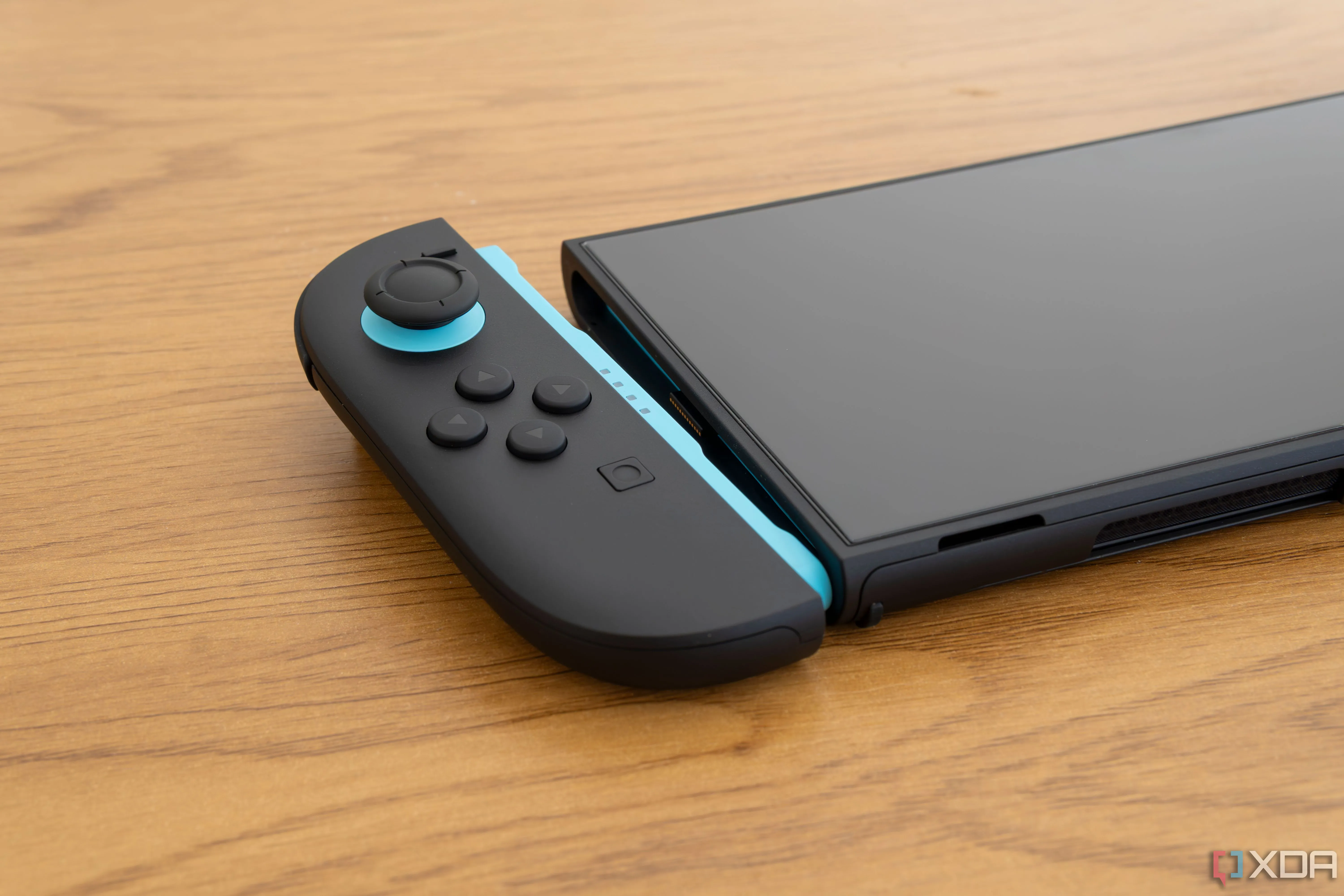 Góc cận cảnh tay cầm Joy-Con 2 tháo rời cạnh khe cắm tương ứng trên thân máy Nintendo Switch 2