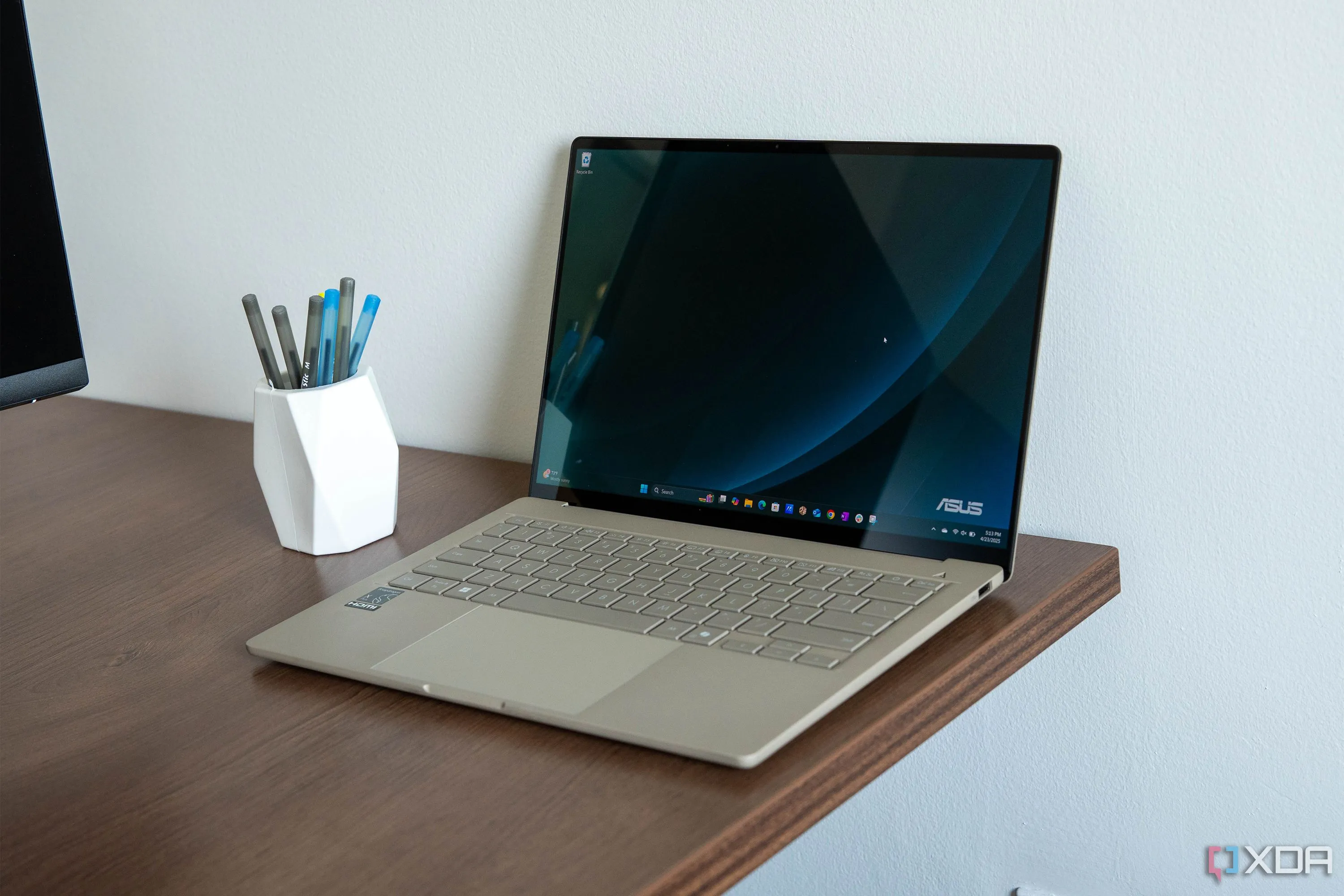 Góc nhìn cận cảnh laptop Asus Zenbook A14 mỏng nhẹ