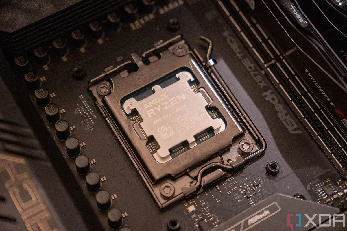 Góc nhìn chip AMD Ryzen 9 7950X được lắp đặt trên bo mạch chủ nền tảng AM5