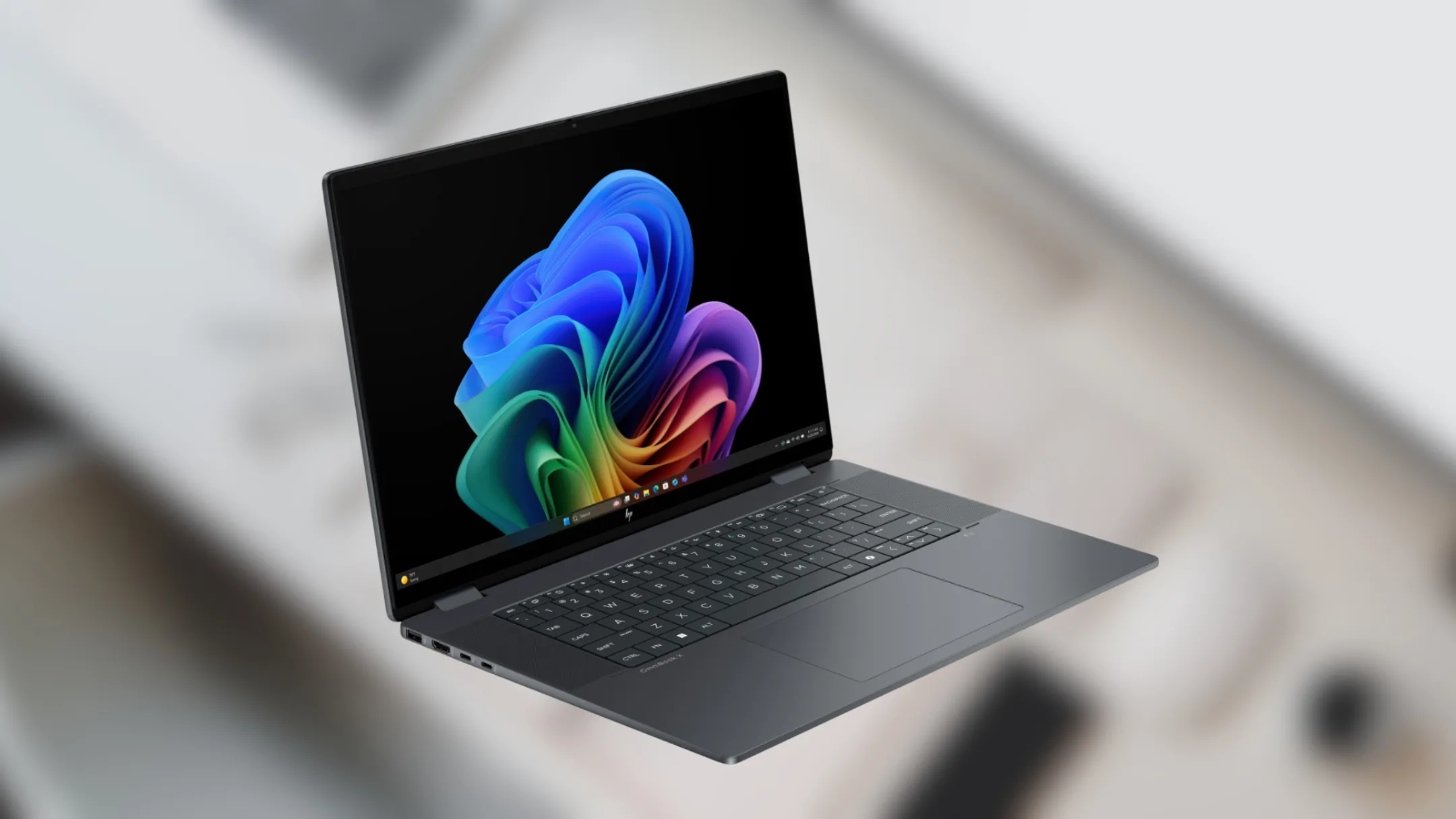 Góc nhìn khác của laptop HP OmniBook X Flip, tập trung vào màn hình lớn và thiết kế mỏng