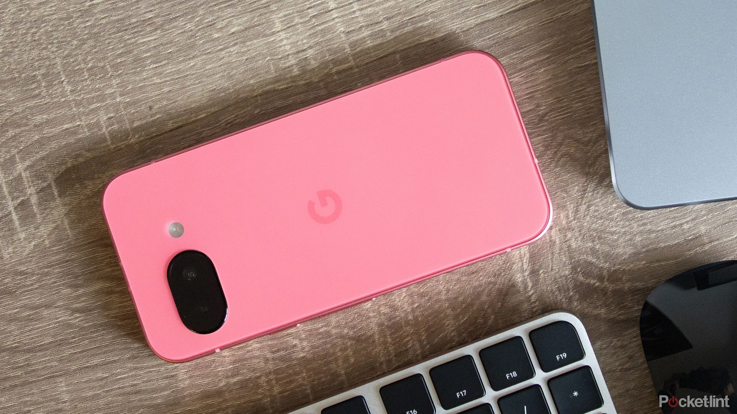 Góc nhìn từ trên xuống cho thấy thiết kế của Google Pixel 9a