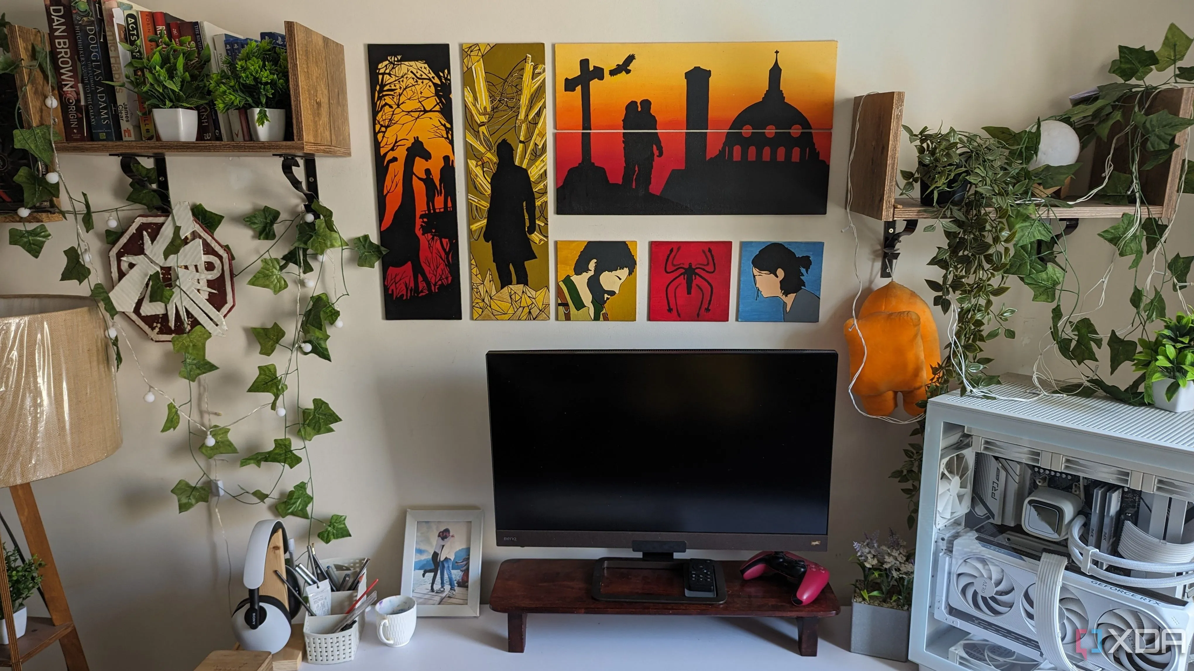 Góc setup PC gaming trang trí thêm cây xanh và tranh ảnh