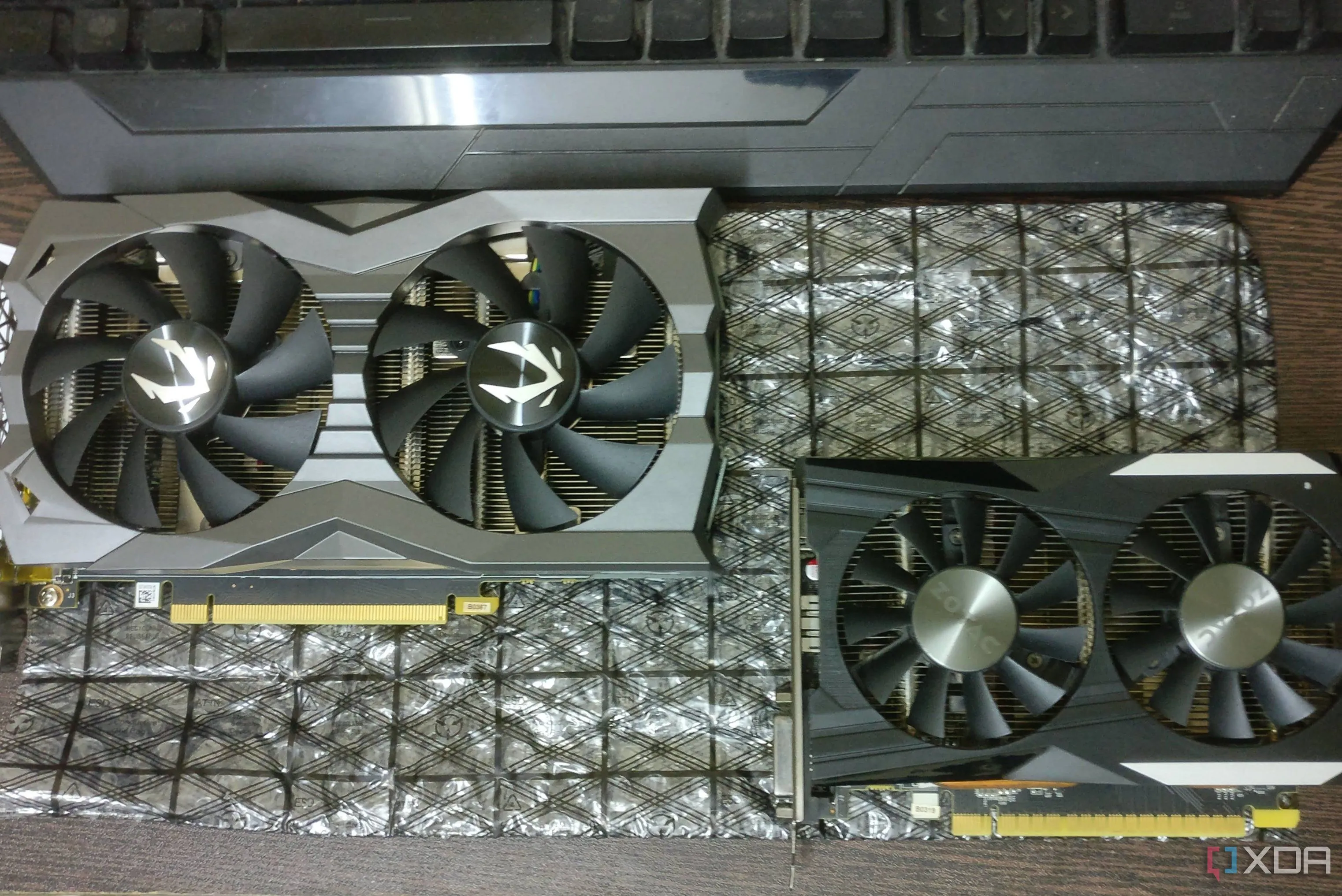 Hai card đồ họa, minh họa cho kích thước GPU truyền thống và khả năng thu nhỏ (như GTX 1050 Ti low-profile), một xu hướng đang dần hiếm hoi