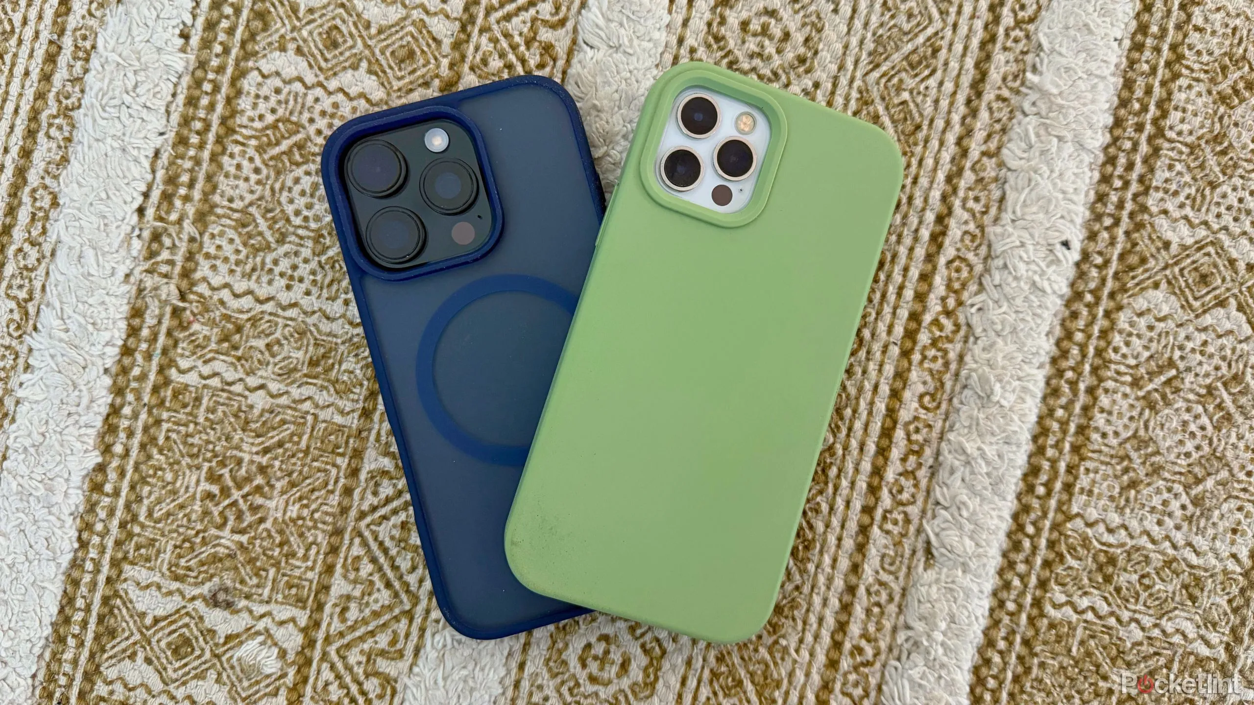 Hai chiếc điện thoại iPhone 16 Pro và iPhone 12 Pro đặt cạnh nhau.