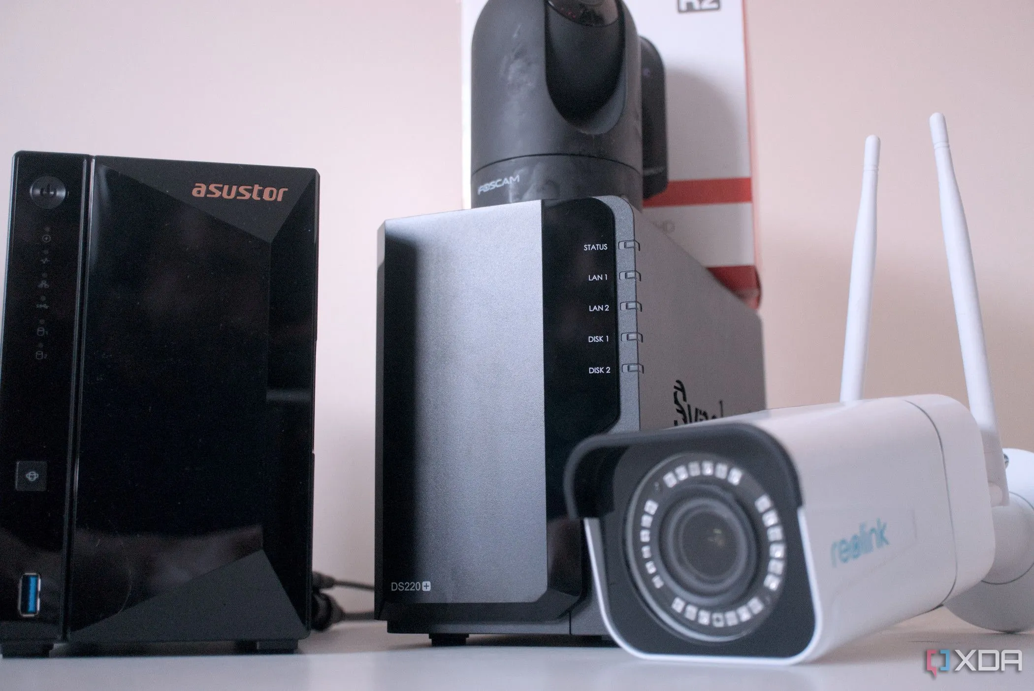 Hệ thống NAS kết nối với camera giám sát, minh họa ứng dụng lưu trữ ghi liên tục.