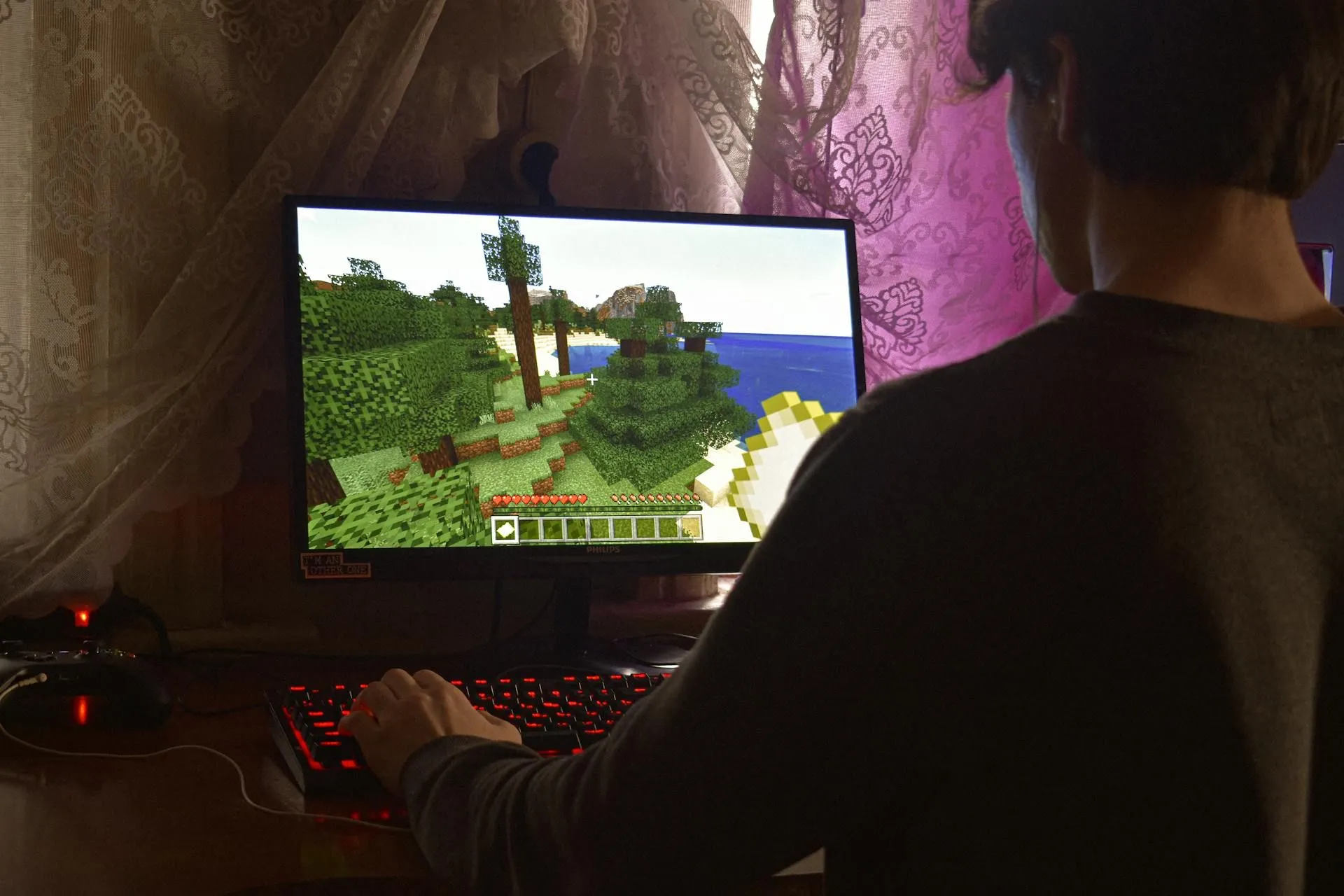 Hình ảnh minh họa nhóm bạn chơi game giải trí cùng nhau
