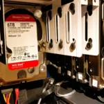 Hình ảnh một bộ sưu tập ổ cứng HDD trong hộp đựng.