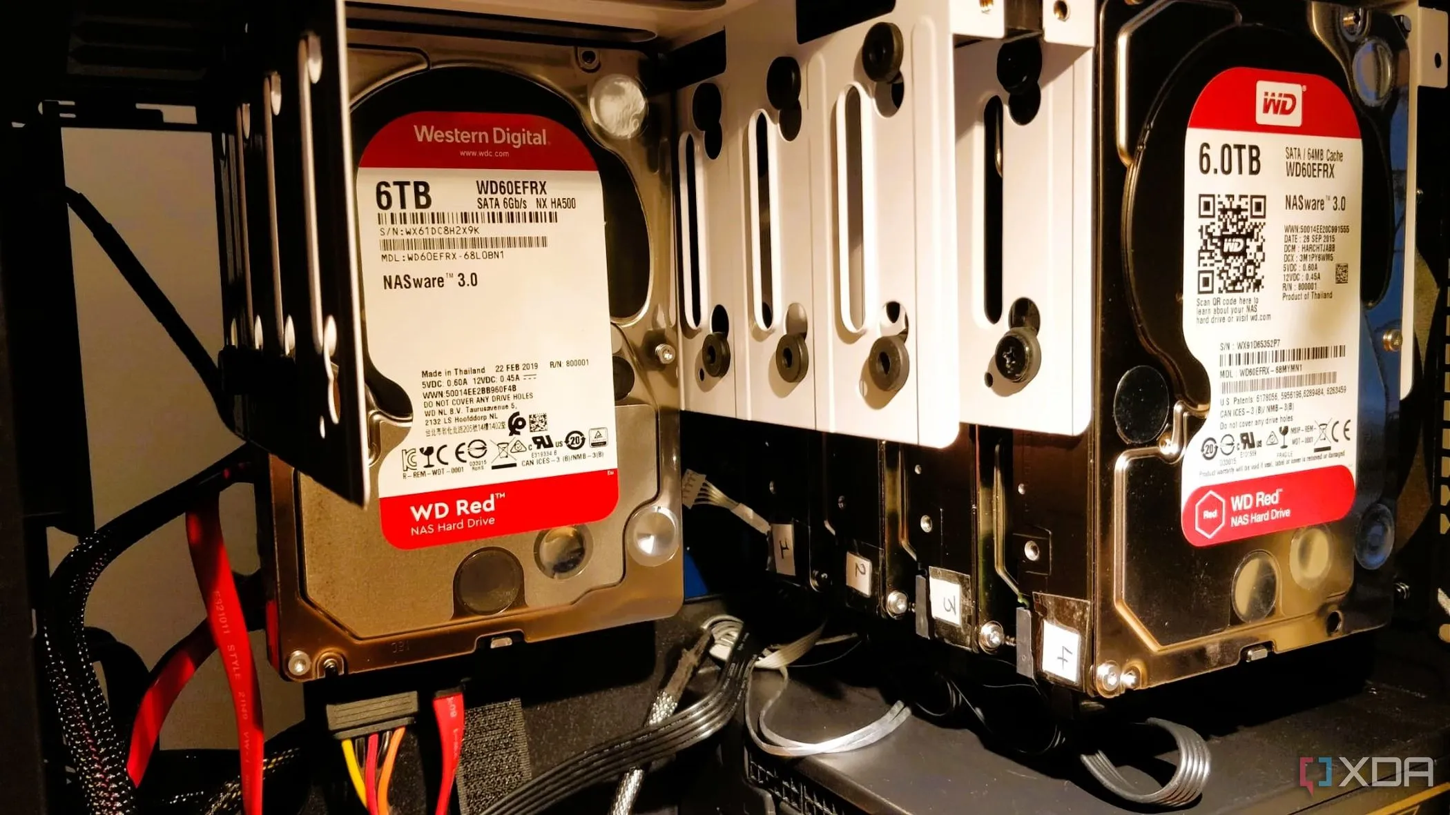Hình ảnh một bộ sưu tập ổ cứng HDD trong hộp đựng.