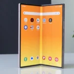 Hình ảnh Samsung Galaxy Z Fold 6 khi mở hoàn toàn, hiển thị không gian làm việc.