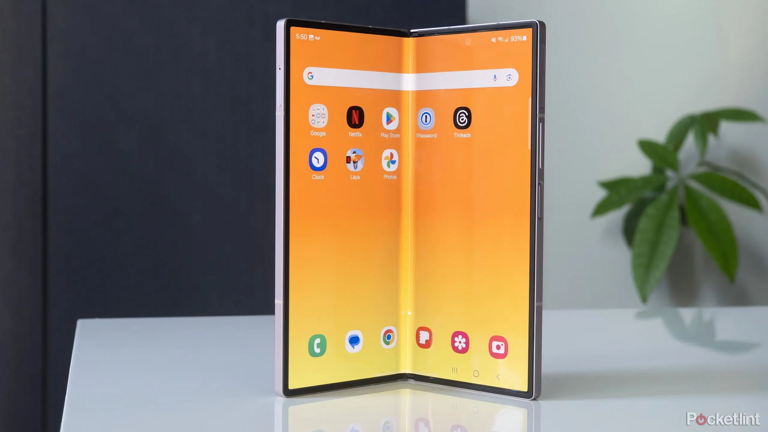 Hình ảnh Samsung Galaxy Z Fold 6 khi mở hoàn toàn, hiển thị không gian làm việc.