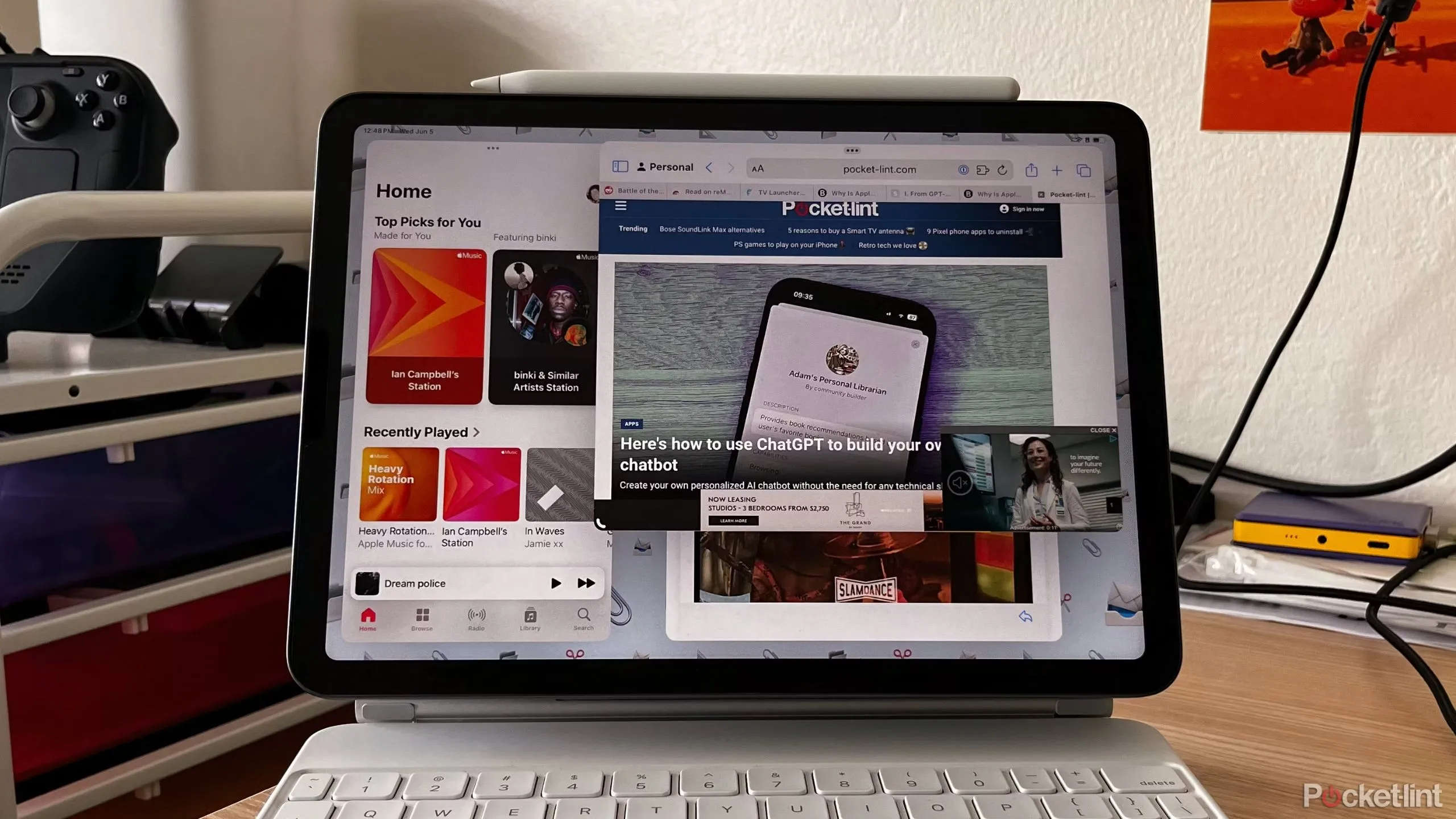 iPad Air gắn trên Magic Keyboard hiển thị giao diện Stage Manager, minh họa khả năng đa nhiệm và kết nối ngoại vi