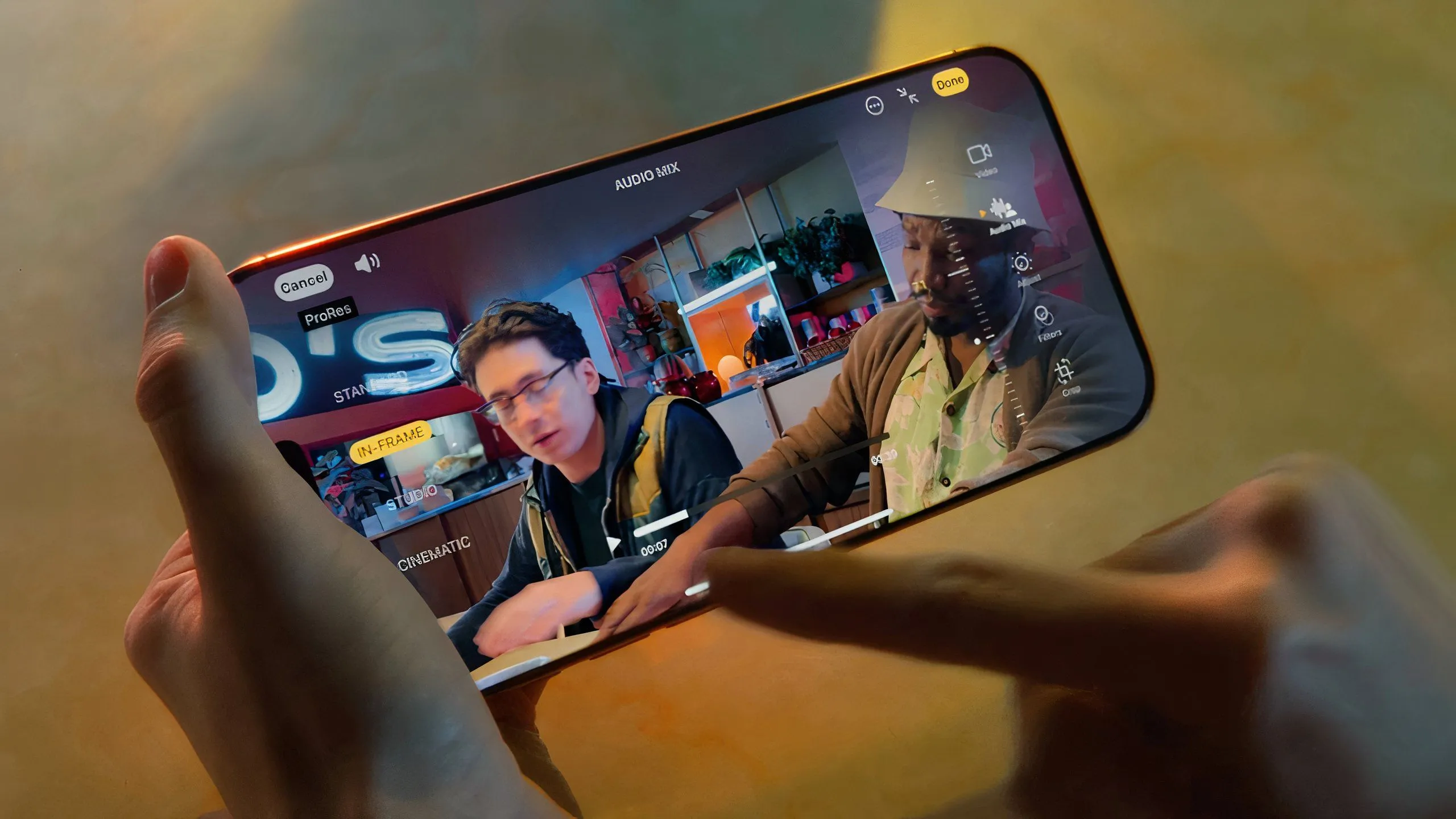 iPhone 16 Pro đang quay video thực tế, minh họa khả năng camera