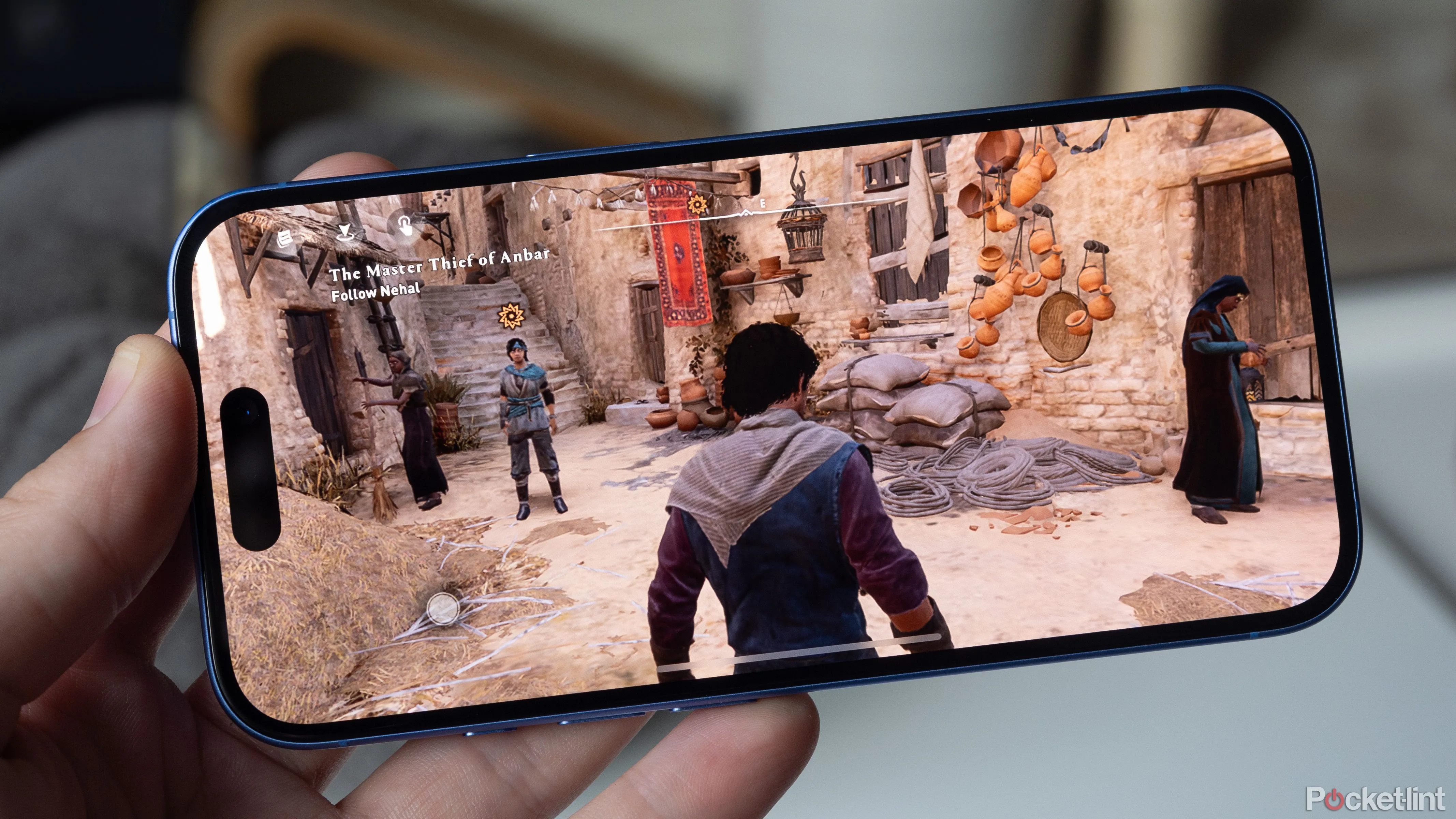 iPhone chạy game Assassin's Creed Mirage, minh họa nhu cầu tần số quét cao