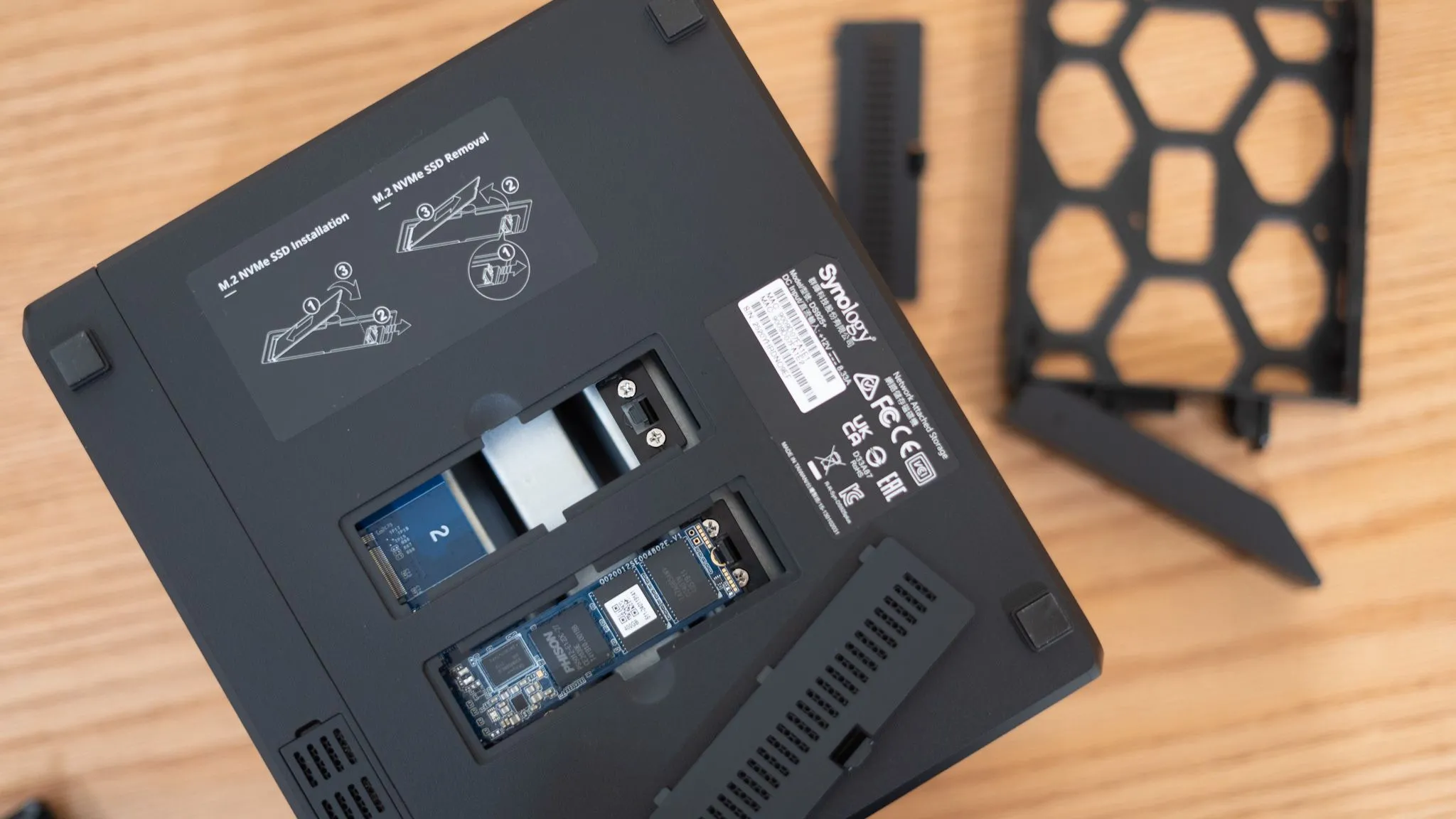 Khe cắm NVMe trên thiết bị NAS Synology, minh họa cho việc mở rộng lưu trữ dễ dàng