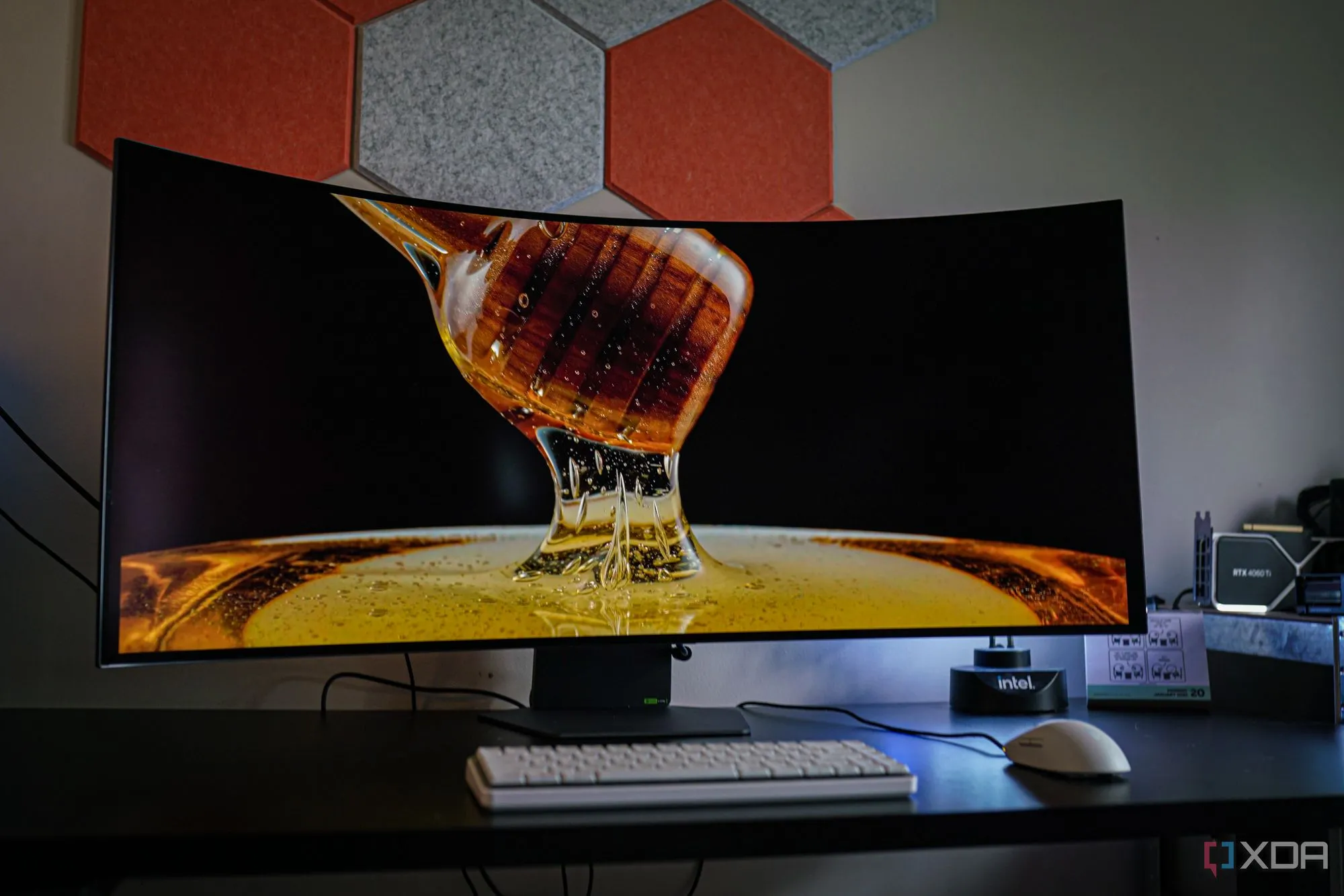 Mặt sau màn hình LG UltraGear 5K2K OLED với các cổng kết nối DisplayPort 2.1, HDMI 2.1 và USB-C.