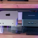 Máy Mac Mini M4 đặt cạnh một máy tính mini Geekom, đại diện cho thiết bị chạy macOS mới