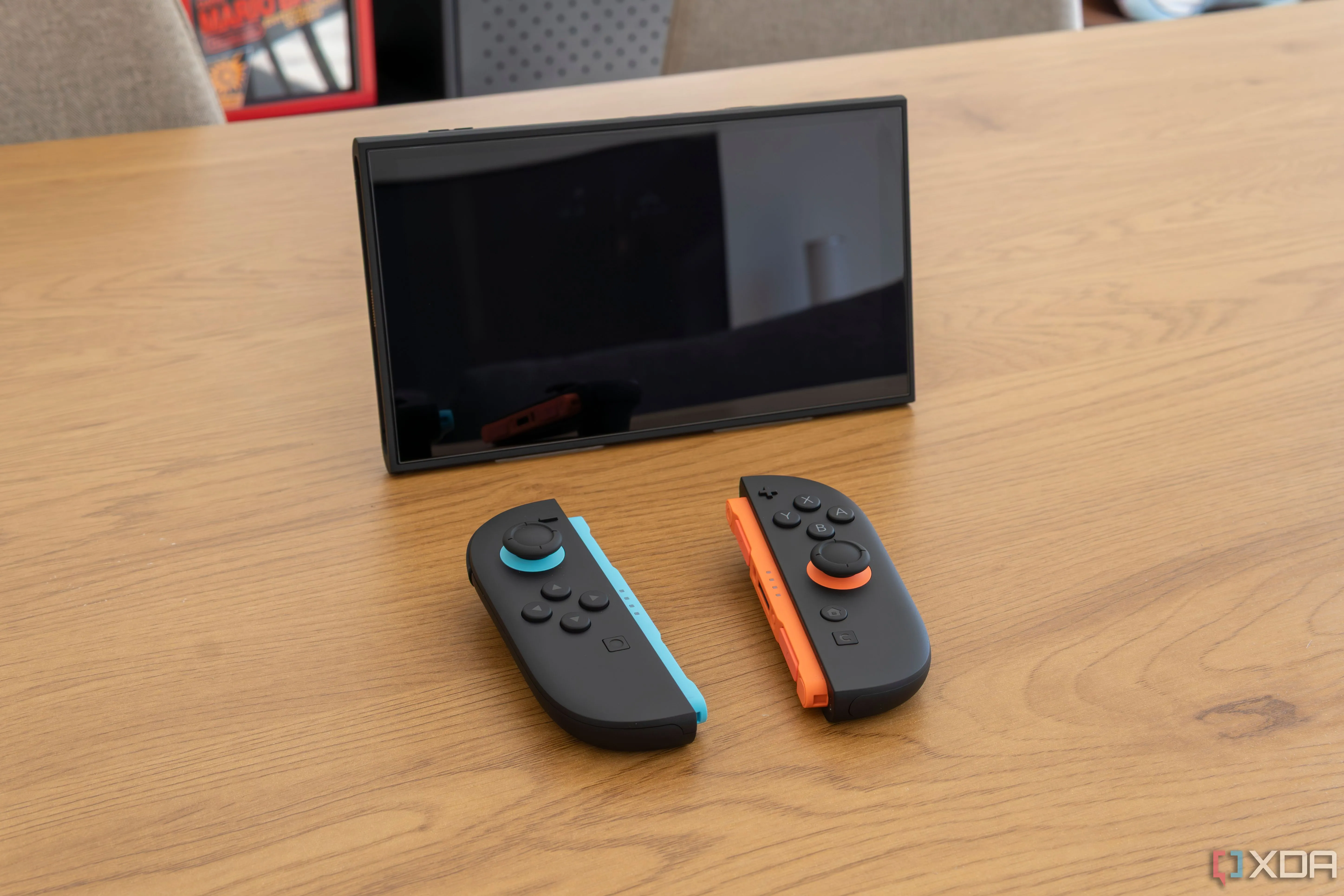 Máy Nintendo Switch 2 ở chế độ tabletop với tay cầm Joy-Con 2 tháo rời phía trước