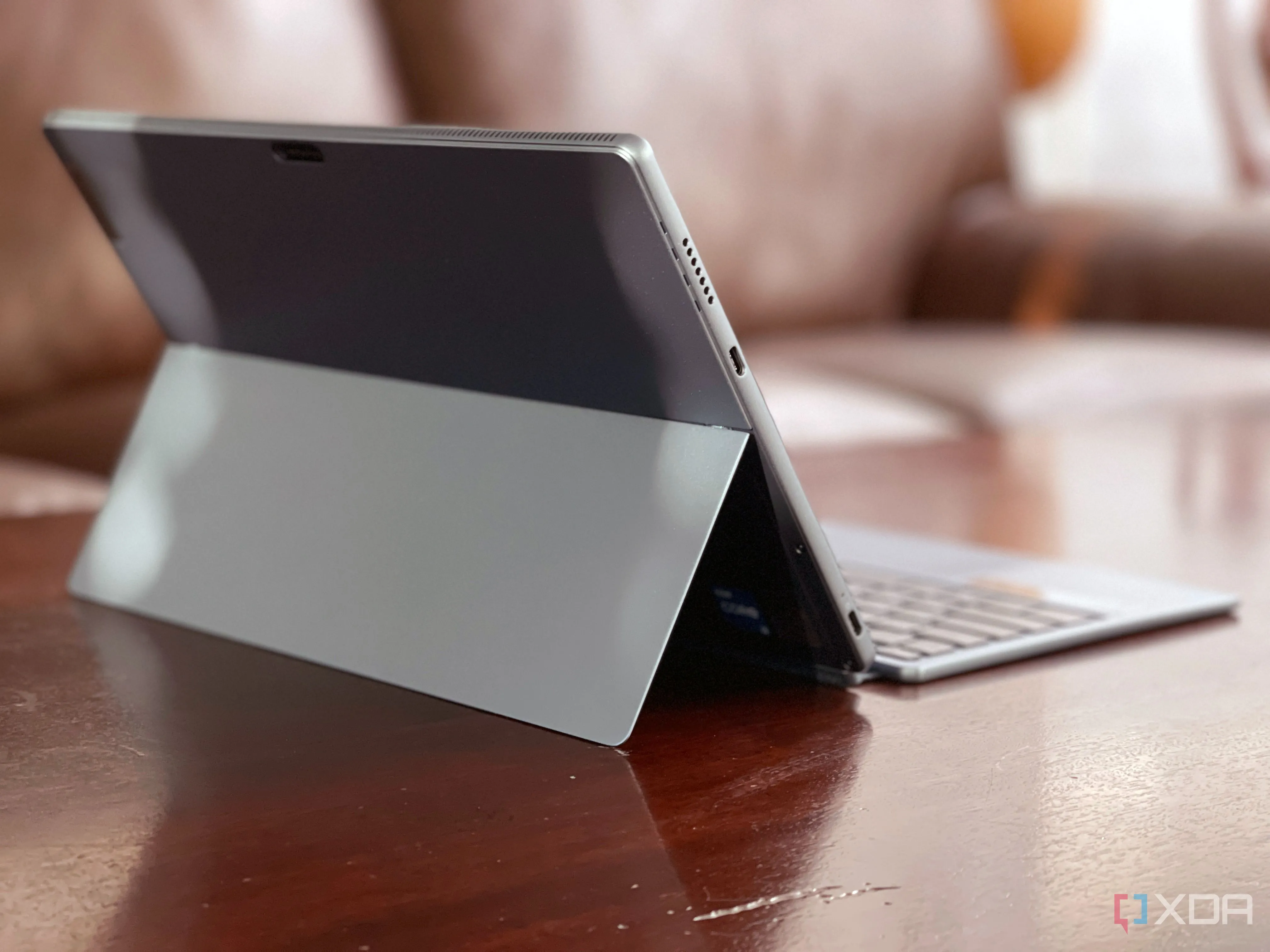 Máy tính bảng lai laptop Lenovo IdeaPad Duet 5i với bàn phím tháo rời
