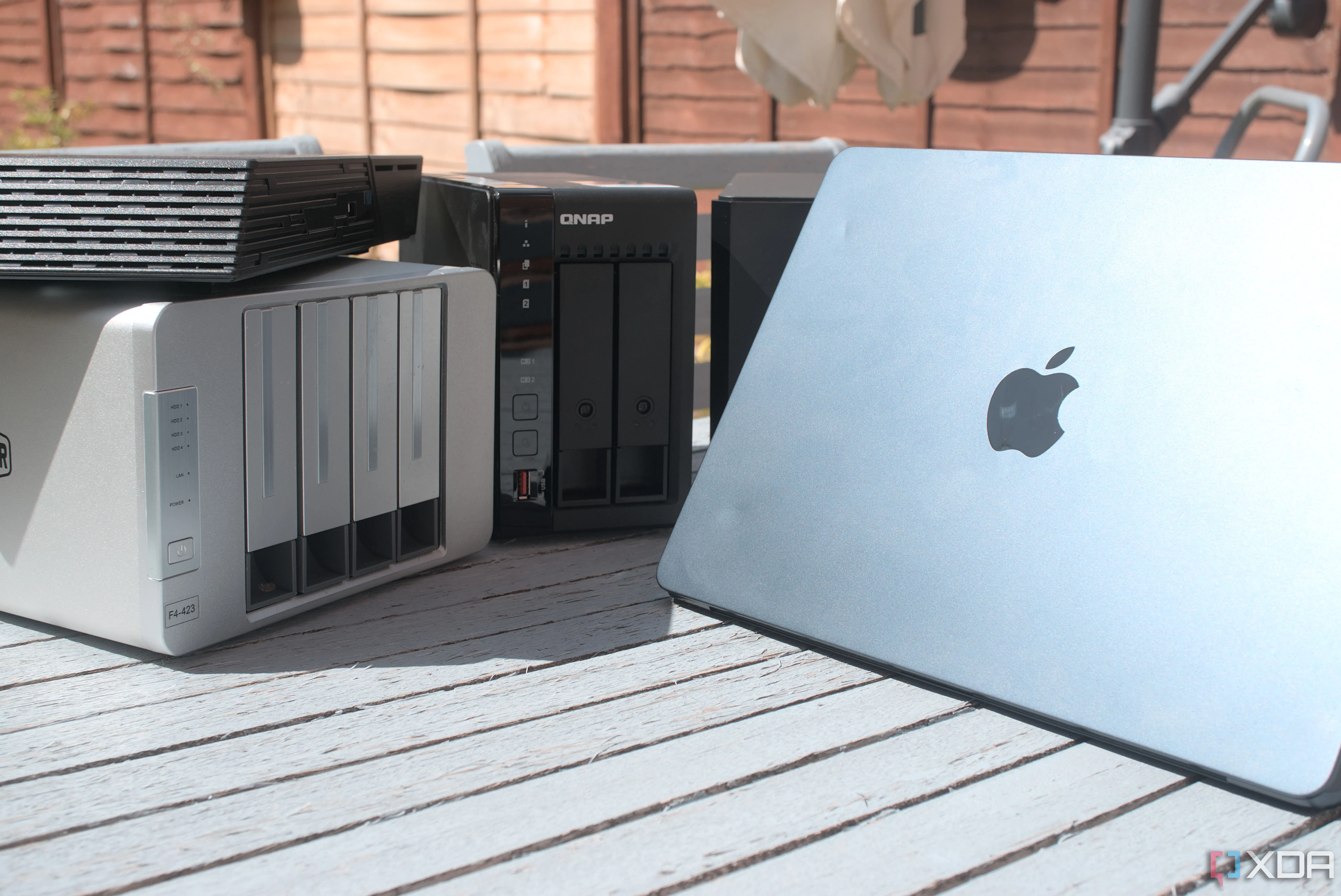Máy tính MacBook kết nối với thiết bị NAS, minh họa việc sử dụng các công cụ quản lý sao lưu