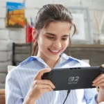 Người chơi cầm máy Nintendo Switch 2 ở chế độ handheld