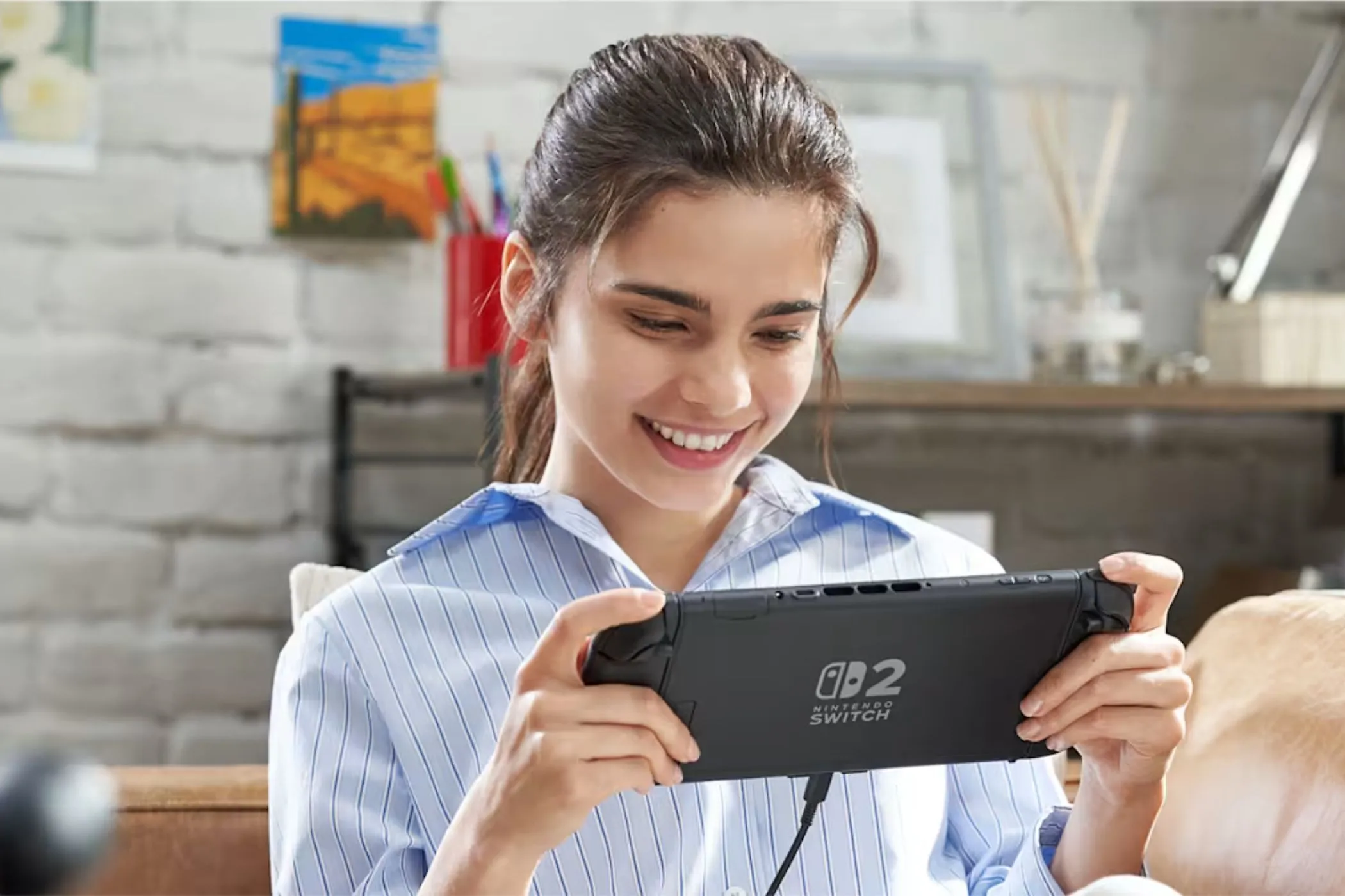 Người chơi cầm máy Nintendo Switch 2 ở chế độ handheld