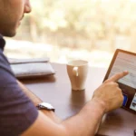 Người dùng đang lướt web tìm kiếm quà công nghệ