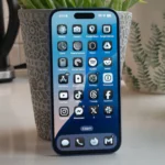 Người dùng xem thông tin trên iPhone 16 Pro với giao diện mới