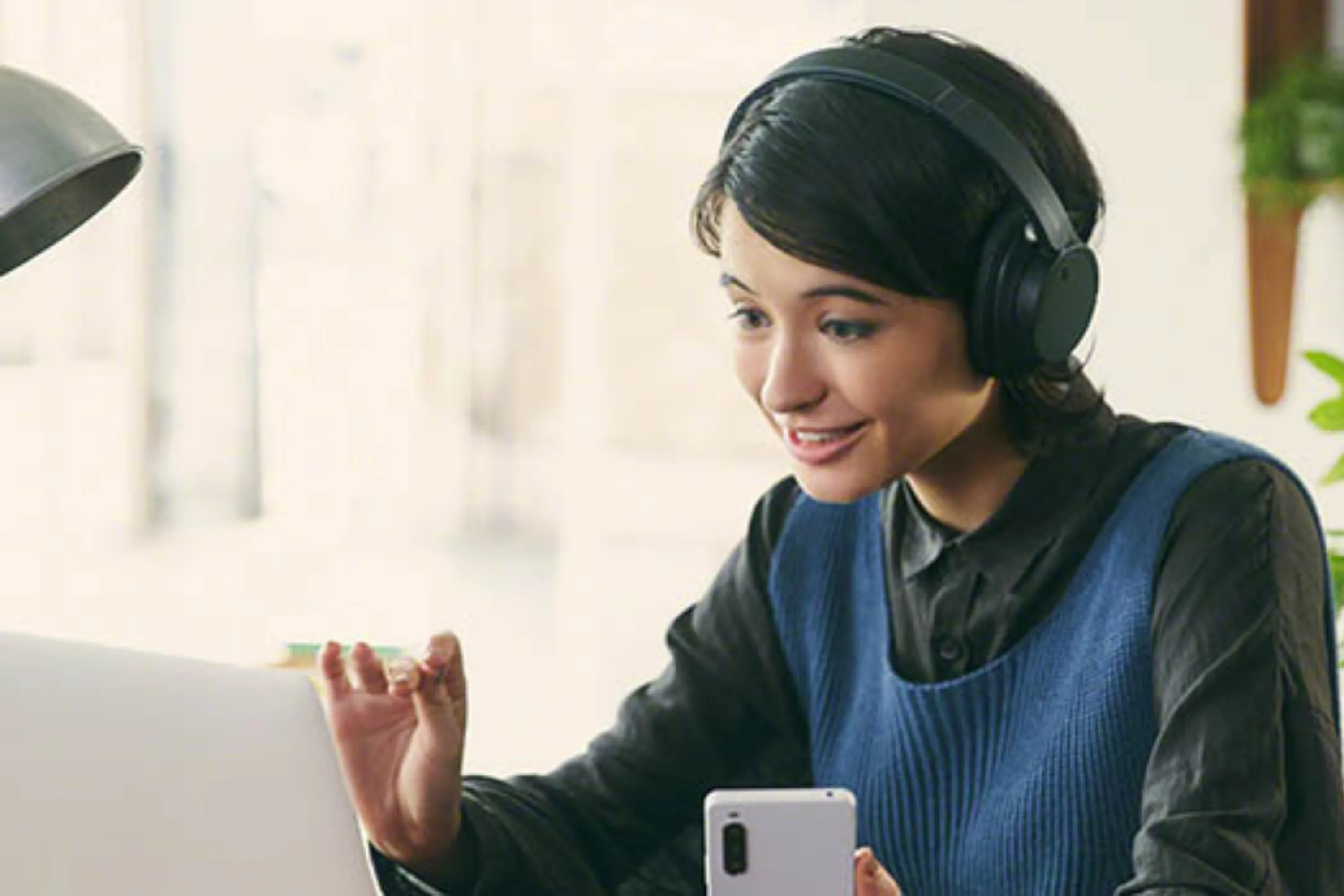Người mẫu đang đeo tai nghe Sony WH-CH720N màu đen