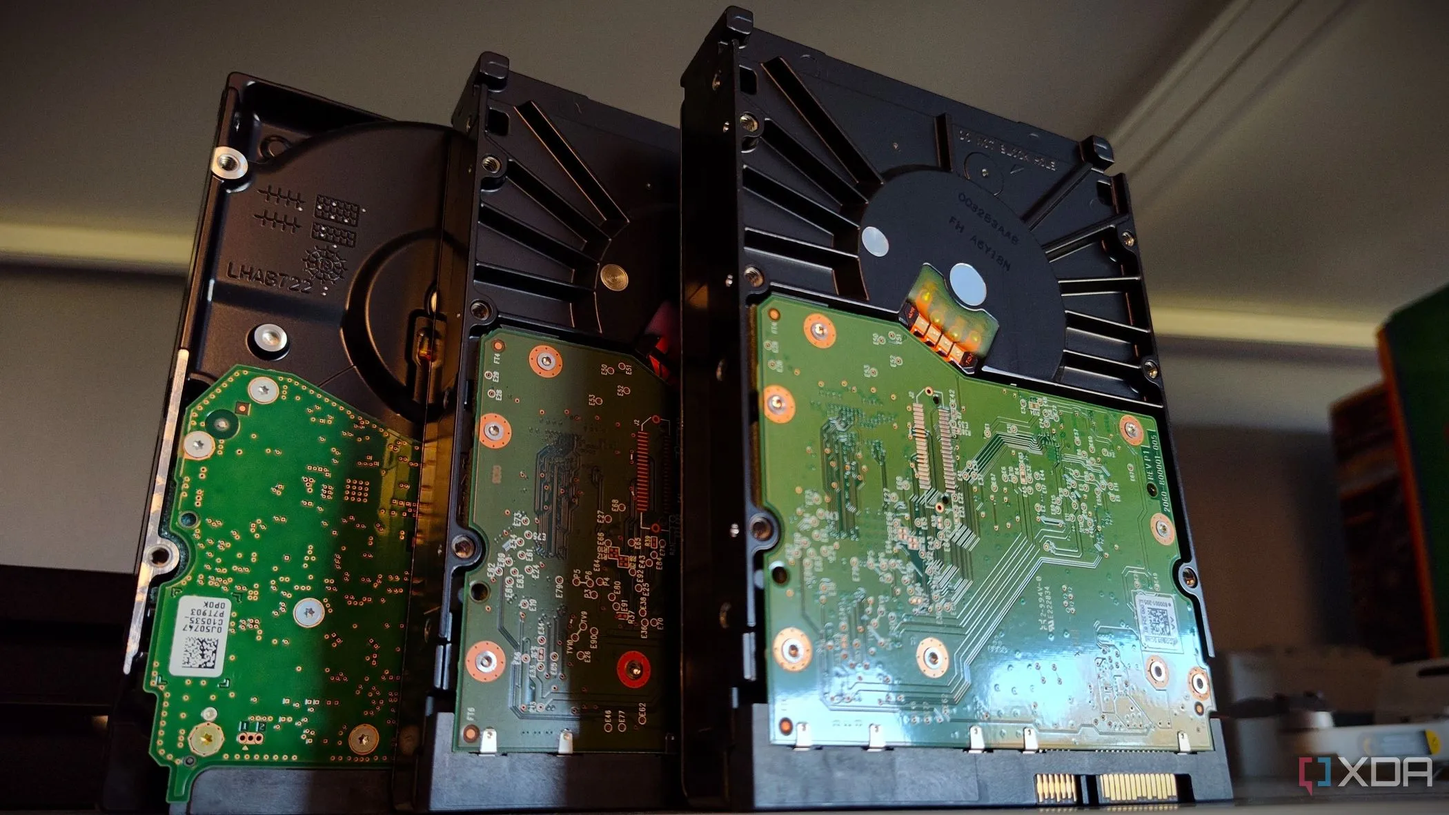 Nhiều ổ cứng HDD được xếp chồng lên nhau, minh họa cho nhu cầu lưu trữ dung lượng lớn.