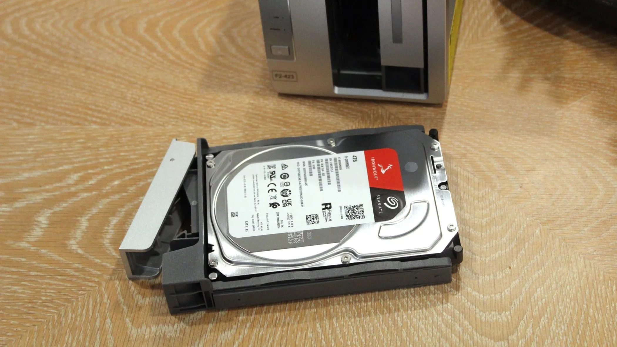 Ổ cứng HDD Seagate trong khung gắn, sẵn sàng lắp vào thiết bị NAS TerraMaster