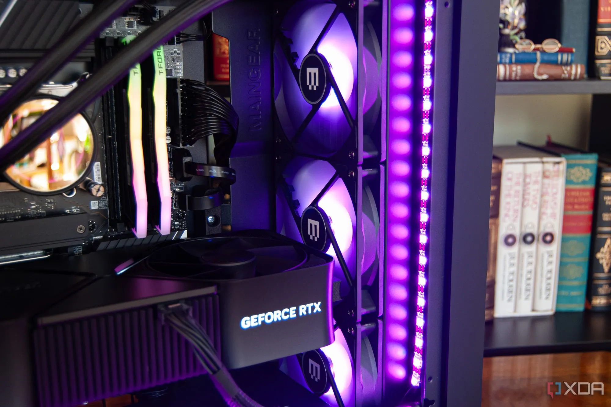 Quạt tản nhiệt AIO bên trong thùng máy PC gaming Maingear MG-1