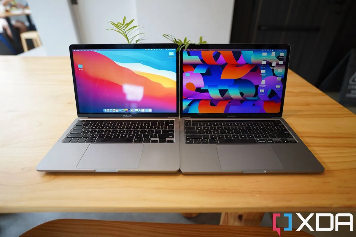 So sánh MacBook Pro dùng chip Intel (trái) và MacBook Pro dùng chip Apple Silicon M2 (phải)