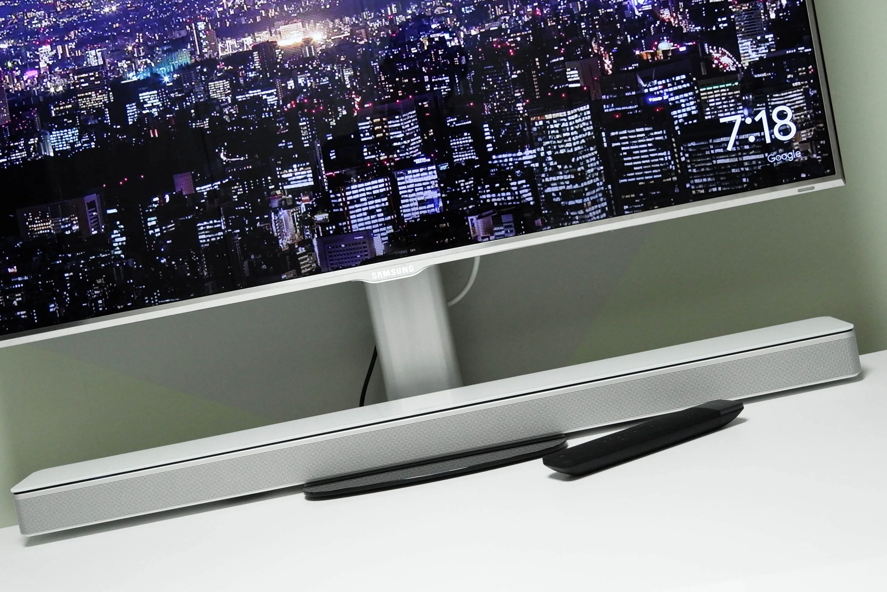 Soundbar đặt dưới màn hình PC trên bàn làm việc