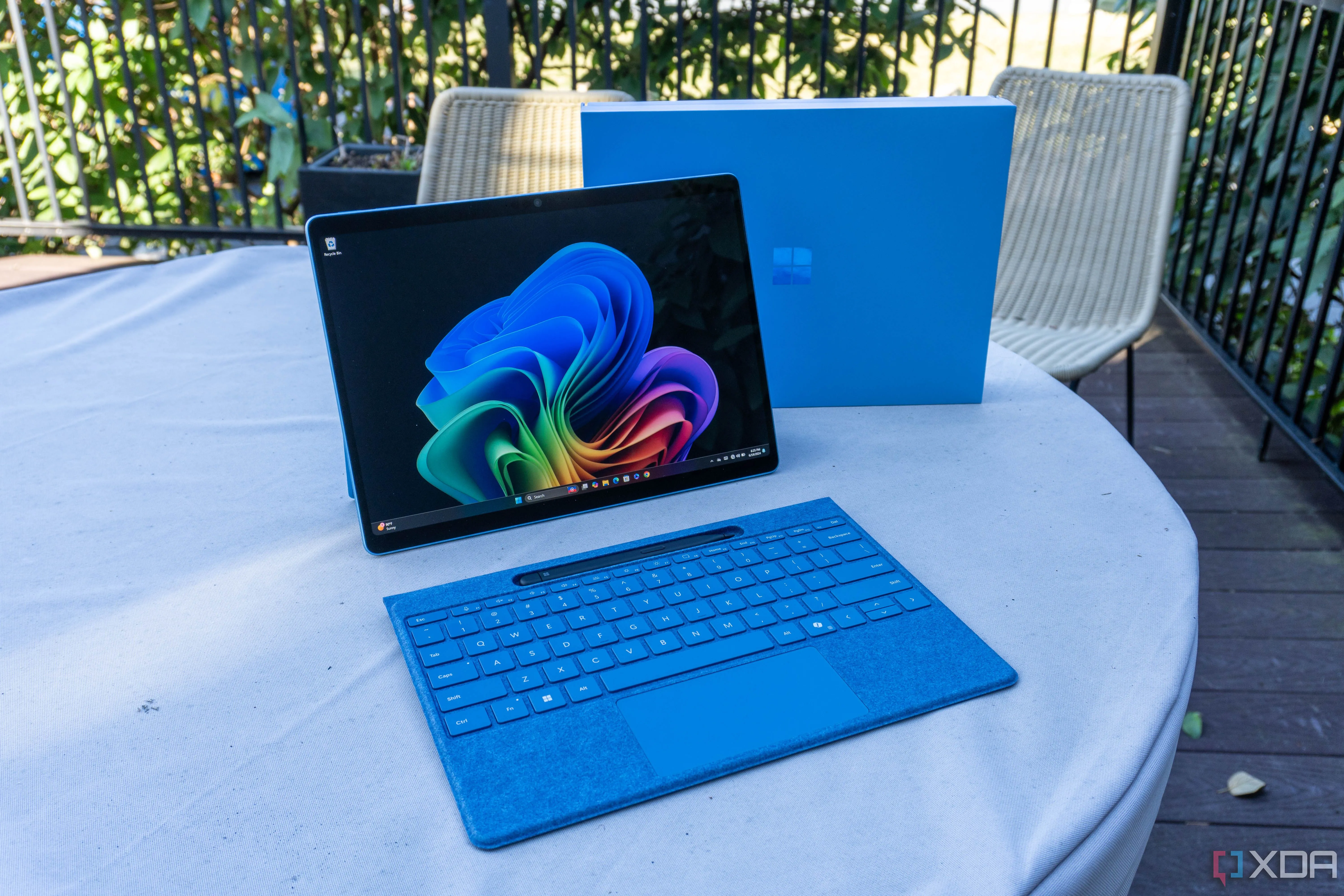 Surface Pro 11 ở góc nhìn khác thể hiện thiết kế mỏng nhẹ