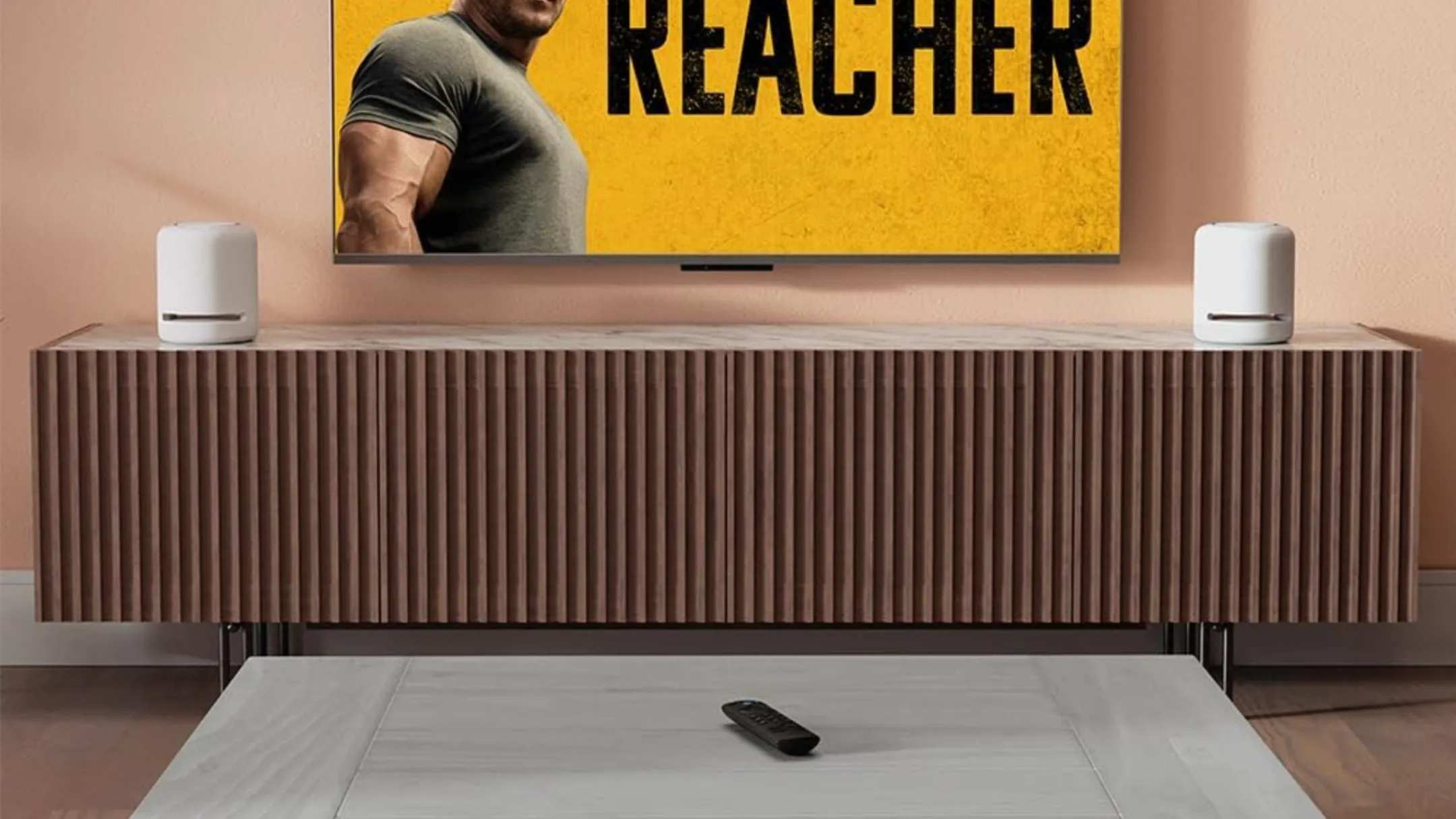 Thiết bị Amazon Fire TV Stick 4K kết nối với TV trong phòng khách